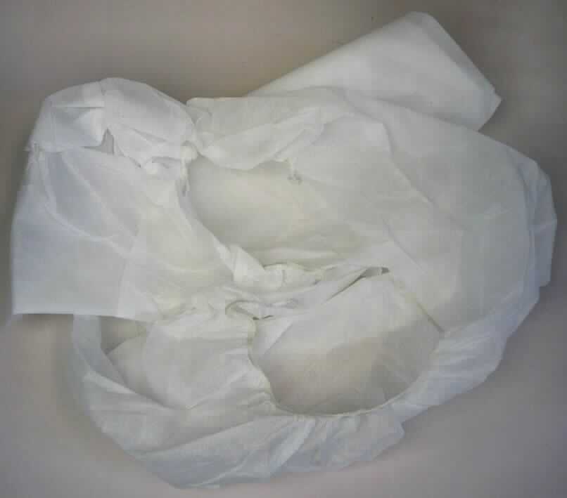 Bettwäsche, sog. Prya - Matratzenschutz, Foto siehe Anlage,
- laut Antrag in den Größen 090/190, 090/200, 140/200, 160/200 und 180/200,
- aus einem ca. 0,3 mm dicken, einfarbigen Vliesstoff aus laut Antrag 100 % Polypropylen (synthetische 
  Chemiefasern),
- am Rand teilweise mit einem angenähten, elastischen Zug, so dass die Ware über herkömmliche Matratzen 
  gezogen werden kann, 
- u. a. durch Zusammennähen konfektioniert,
- wird als Bettlaken als Unter- und Auflage zum Schutz von Matratzen verwendet.

"Bettwäsche aus Spinnstoffen, aus Vliesstoff, nicht bedruckt, aus Chemiefasern"