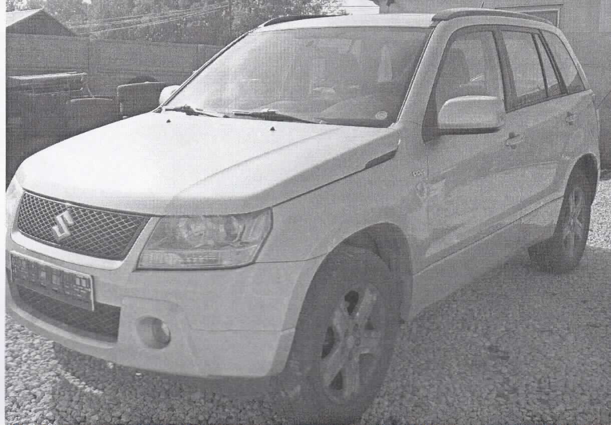 Personenkraftwagen, (SUZUKI GRAND VITARA 1,9 L VAN; FIN: JSAJTD44V00220575), Foto siehe Anlage, 
- in Form eines "van-"artigen Geländewagens (sog. Kompakt-SUV - Sport-Geländewagen/Sport Utility Vehicle),
  laut Antragsangaben und Fahrzeugpapieren mit folgender Ausstattung:
- mit einem Dieselmotor mit einer Leistung von 95 kW (ca. 129 PS),
- mit einem Hubraum von 1870 cm³,
- mit einer Nutzlast von ca. 550 kg,
- mit einem zulässigen Gesamtgewicht von 2075 kg,
- gebraucht,
- mit Vierradantrieb,
- mit manuellem Schaltgetriebe,
- mit Einzelradaufhängung,
- mit Rädern mit Alufelgen,
- ohne Anhängerkupplung,
- mit einer Höchstgeschwindigkeit von ca. 170 km/h,
- mit einem einzigen umschlossenen Innenraum sowohl für die Beförderung von Personen,
  als auch für den Transport von Waren,
- der Fahrgastraum verfügt über eine Reihe mit Sitzen (einschließlich Fahrersitz),
- mit Fensterscheiben in allen fünf Türen (am Heck mit seitlich angeschlagener Tür), 
- die hinteren Seitentüren verfügen über eingebaute Lautsprecher,
- vorne mit und hinten ohne Mechanismus zum Heben und Senken der seitlichen Fensterscheiben,
- mit einheitlicher Innenausstattung (die Seitenverkleidungen sowie der Fahrzeughimmel sind 
  unverändert und entsprechen nach wie vor der serienmäßigen Ausstattung),
- zur Abgrenzung des Ladebereichs vom Fahrgastraum mit einer direkt hinter der vorderen 
  Sitzreihe eingebauten (mit dem Fahrzeug punktuell vernieteten), bis etwa zur Mitte der
  Sitze reichenden Stahlblechkonstruktion; zum Schutz des Fahrers ist hinter dem Fahrersitz 
  auf diese Konstruktion ein aus Metallrohren gefertigter und mit Plexiglas versehener 
  Bügel aufgesetzt, der am oberen Ende mit dem Fahrzeugdach mit Nieten gesichert wurde,
- auf dem Boden des Ladebereichs befindet sich eine mit dem Fahrzeug punktuell vernietete 
  Abdeckplatte aus Stahlblech, die auf der Oberseite mit einem Spinnstoffteppich bedeckt ist,
- zur Sicherung der Ladung befinden sich am Boden des hinteren Ladebereichs vier 
  abstehende Ösen aus unedlem Metall,
- die hinteren Sicherheitsgurte sind nicht vorhanden, die Befestigungsvorrichtungen sind
  jedoch noch verbaut und lediglich mit einer Abdeckung aus Kunststoff verblendet,
- die Verankerungspunkte der hinteren Sitzreihe sind ebenfalls noch verbaut und nur 
  aufgrund der nachträglich eingesetzten Abdeckplatte nicht zugänglich,
- eine Einreihung in die Position 8704 als Fahrzeuge für den Transport von Waren ist ausgeschlossen, 
  da das Fahrzeug seinen objektiven Beschaffenheitsmerkmalen und seinem allgemeinen Aussehen nach 
  hauptsächlich für die Beförderung von Personen bestimmt ist (Vorhandensein von fünf Fenstern, Seiten- und
  Dachpolsterung, Teppich). Die für die Zwecke des Warentransports vorgenommenen Veränderungen 
  (Ausbau der Rücksitze, Einbau der Abgrenzung) sind nicht dauerhaft und können leicht rückgängig gemacht  
  werden. 

"Personenkraftwagen, seiner Beschaffenheit nach hauptsächlich zur Personenbeförderung bestimmt,
anderer als in Position 8702 genannt, anderes als in Unterposition 8703 10 genanntes Fahrzeug mit 
Kolbenverbrennungsmotor mit Selbstzündung (Dieselmotor), mit einem Hubraum von mehr als 1 500 cm³
bis 2 500 cm³, gebraucht"