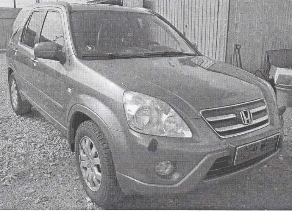 Personenkraftwagen, (HONDA C-RV 2,2 Diesel VAN EXECUTIVE; FIN: SHSRD97906U117050), Foto siehe Anlage, 
- in Form eines "van-"artigen Geländewagens (sog. Kompakt-SUV - Sport-Geländewagen/Sport Utility Vehicle),
  laut Antragsangaben und Fahrzeugpapieren mit folgender Ausstattung:
- mit einem Dieselmotor mit einer Leistung von 103 kW (ca. 140 PS),
- mit einem Hubraum von 2204 cm³,
- mit einer Nutzlast von ca. 550 kg,
- mit einem zulässigen Gesamtgewicht von 2150 kg,
- gebraucht,
- mit Vierradantrieb,
- mit manuellem Schaltgetriebe,
- mit Einzelradaufhängung,
- mit Rädern mit Alufelgen,
- mit Anhängerkupplung,
- mit einer Höchstgeschwindigkeit von ca. 187 km/h,
- mit einem einzigen umschlossenen Innenraum sowohl für die Beförderung von Personen,
  als auch für den Transport von Waren,
- der Fahrgastraum verfügt über eine Reihe mit Sitzen (einschließlich Fahrersitz),
- mit Fensterscheiben in allen fünf Türen (am Heck mit seitlich angeschlagener Tür), 
- die hinteren Seitentüren verfügen über eingebaute Lautsprecher,
- vorne mit und hinten ohne Mechanismus zum Heben und Senken der seitlichen Fensterscheiben,
- mit einheitlicher Innenausstattung (die Seitenverkleidungen sowie der Fahrzeughimmel sind 
  unverändert und entsprechen nach wie vor der serienmäßigen Ausstattung),
- zur Abgrenzung des Ladebereichs vom Fahrgastraum mit einer direkt hinter der vorderen 
  Sitzreihe eingebauten (mit dem Fahrzeug punktuell vernieteten), bis etwa zur Mitte der
  Sitze reichenden Stahlblechkonstruktion; zum Schutz des Fahrers ist hinter dem Fahrersitz 
  auf diese Konstruktion ein aus Metallrohren gefertigter und mit Plexiglas versehener 
  Bügel aufgesetzt, der am oberen Ende mit dem Fahrzeugdach mit Nieten gesichert wurde,
- auf dem Boden des Ladebereichs befindet sich eine mit dem Fahrzeug punktuell vernietete 
  Abdeckplatte aus Stahlblech, die auf der Oberseite mit einem Spinnstoffteppich bedeckt ist,
- zur Sicherung der Ladung befinden sich am Boden des hinteren Ladebereichs vier 
  abstehende Ösen aus unedlem Metall,
- die hinteren Sicherheitsgurte sind nicht vorhanden, die Befestigungsvorrichtungen sind
  jedoch noch verbaut und lediglich mit einer Abdeckung aus Kunststoff verblendet,
- die Verankerungspunkte der hinteren Sitzreihe sind ebenfalls noch verbaut und nur 
  aufgrund der nachträglich eingesetzten Abdeckplatte nicht zugänglich,
- eine Einreihung in die Position 8704 als Fahrzeuge für den Transport von Waren ist ausgeschlossen, 
  da das Fahrzeug seinen objektiven Beschaffenheitsmerkmalen und seinem allgemeinen Aussehen nach 
  hauptsächlich für die Beförderung von Personen bestimmt ist (Vorhandensein von fünf Fenstern, Seiten- und
  Dachpolsterung, Teppich). Die für die Zwecke des Warentransports vorgenommenen Veränderungen 
  (Ausbau der Rücksitze, Einbau der Abgrenzung) sind nicht dauerhaft und können leicht rückgängig gemacht  
  werden.  

"Personenkraftwagen, seiner Beschaffenheit nach hauptsächlich zur Personenbeförderung bestimmt,
anderer als in Position 8702 genannt, anderes als in Unterposition 8703 10 genanntes Fahrzeug mit 
Kolbenverbrennungsmotor mit Selbstzündung (Dieselmotor), mit einem Hubraum von mehr als 1 500 cm³ 
bis 2 500 cm³, gebraucht"