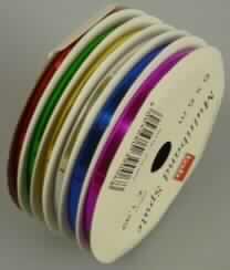 Metallisierte Garne, sog. Multibandspule in 6 Farben, Artikel 310 - 002, siehe beigefügtes Foto,
- als Meterware (Länge lt. Antrag: 6 m) auf einer 6-fach unterteilten Spule aus Pappe,
- in Form von 5 mm breiten, verschiedenfarbenen (rot, grün, gold, silber, blau, lila)
  metallisierten Streifen aus synthetischer Spinnmasse,
- zur Verwendung als Zierbänder.