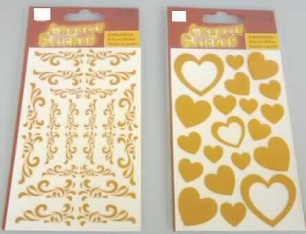 Bei der als "Creativ-Rubbelsticker" bezeichneten Ware handelt es sich um einen etwa 5,8 x 12,5 cm großen Zuschnitt einer klarsichtigen Kunststofffolie, der einseitig mit einem Fantasiemotiv in unterschiedlichen Größen goldfarben bedruckt und mit einem kunststoffbeschichteten Schutzpapier abgedeckt ist. Die Motive können durch Druck bzw. Rubbeln auf eine Unterlage (z. B. Papier) übertragen werden.
Die Ware ist gemeinsam mit einem Pappeinleger in einem klarsichtigen Kunststofffolienbeutel mit Eurolochung verpackt.

Derartige Waren gehören als " Abziehbilder aller Art, nicht verglasbar" zur Codenummer 4908 9000 00 des Integrierten Zolltarifs der EG (TARIC).
