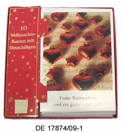 Es handelt sich um zehn Grußkarten aus Kartonpapier (Format etwa 21,9 x 15,4 cm, einmal auf etwa 10,9 x 15,4 cm gefaltet) mit zehn dazu passenden, unbedruckten Briefumschlägen aus Papier. Die Karten sind auf der Vorderseite mit einer Illustration (Christbaumschmuck und Musiknoten) und der Aufschrift "Frohe Weihnachten und ein gutes neues Jahr" und auf der Rückseite mit einer Kontaktadresse bedruckt. Die Grußkarten und die Briefumschläge sind getrennt gestapelt in einer auf der Außenseite mit Sternen und Produktinformationen bedruckten, innen mit Einlegern ausgestatteten Faltschachtel aus Pappe mit Stülpdeckel aus klarsichtiger starrer Kunststofffolie verpackt. Als Umverpackung dient eine Tüte aus Kunststofffolie.
Abbildung siehe Anlage.

Derartige Waren gehören als "Glückwunschkarten, illustriert, auch mit Umschlägen" zur Codenummer
4909 0000 00 des Integrierten Zolltarif der EU (TARIC).