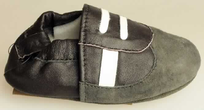 Freizeitschuhe (lt. Antrag: "Babyschuh, B10525 Little grubs sneaker", Foto siehe Anlage)
- mit Laufsohlen aus Leder; ohne Hauptsohle aus Holz,
- mit Oberteil (geschlossenes Blatt) aus Leder,
- auf das Oberteil sind Stücke aus Leder und Kunststoff (Spinnstoff mit einer mit dem bloßen
  Auge wahrnehmbaren Außenschicht aus Kunststoff) als Verstärkungsteile aufgesetzt,
- mit Decksohle aus Pelzfell,
- ohne Schutz in der Vorderkappe,
- den Knöchel nicht bedeckend,
- mit einer Länge der Innensohle von weniger als 24 cm,
- (lt. Antrag) kein Versand aus Macau

"Schuhe mit Laufsohlen und Oberteil aus Leder, andere als in den UPos. 6403 1200 00  bis 
6403 5991 91 genannt"