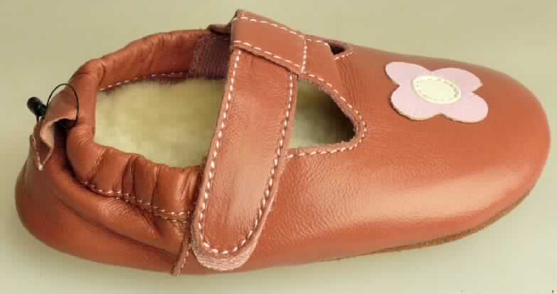 Freizeitschuhe (lt. Antrag: "Babyschuh, B10524 Little grubs flower", Foto siehe Anlage)
- mit Laufsohlen aus Leder; ohne Hauptsohle aus Holz,
- mit Oberteil (geschlossenes Blatt) aus Leder,
- an der Einschlupföffnung mit einer Randeinfassung aus Leder,
- auf der Vorderkappe mit einer stilisierten Blüte aus Leder und Kunststoff (Spinnstoff mit 
  einer mit dem bloßen Auge wahrnehmbaren Außenschicht aus Kunststoff) verziert,
- mit Decksohle aus Pelzfell,
- mit Klettverschluss,
- ohne Schutz in der Vorderkappe,
- den Knöchel nicht bedeckend,
- mit einer Länge der Innensohle von weniger als 24 cm,
- (lt. Antrag) kein Versand aus Macau

"Schuhe mit Laufsohlen und Oberteil aus Leder, andere als in den UPos. 6403 1200 00  bis 
6403 5991 91 genannt"