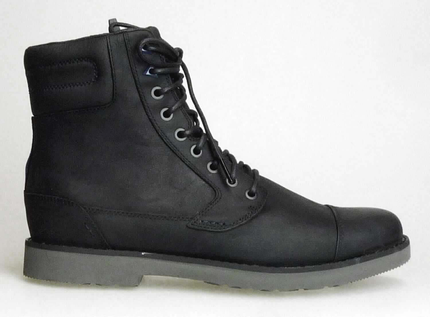 Freizeitstiefel (lt. Antrag: "TEVA Durban Tall M's (8849), Freizeitschuh für Männer, Foto siehe Anlage)
- mit Laufsohlen aus (lt. Antrag) Kunststoff; ohne Hauptsohle aus Holz,
- mit Oberteil aus Leder,
- auf das Oberteil ist im hinteren Bereich ein Stück aus Spinnstoff als Verstärkungsteil aufgesetzt,
- vorn mit Schnürsenkelverschluss und seitlich mit Reißverschluss,
- ohne Metallschutz in der Vorderkappe,
- den Knöchel, jedoch nicht die Wade bedeckend,
- mit einer Länge der Innensohle von mehr als 24 cm,
- für Männer (u. a. weiter Schnitt)

"Schuhe mit Laufsohlen aus Kunststoff und Oberteil aus Leder, andere als in den UPos. 6403 1200 bis 
 6403 9111 genannt, für Männer"