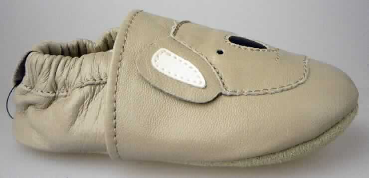 Freizeitschuhe (lt. Antrag: "Babyschuh, B10523 Little grubs koala", Foto siehe Anlage)
- mit Laufsohlen aus Leder; ohne Hauptsohle aus Holz,
- mit Oberteil (geschlossenes Blatt) aus Leder,
- auf das Oberteil ist an der Einschlupföffnung ein Stück aus Leder als Randeinfassung aufgesetzt,
- mit einem stilisierten Koalabärkopf aus Leder verziert,
- mit Decksohle aus Pelzfell,
- ohne Schutz in der Vorderkappe,
- den Knöchel nicht bedeckend,
- mit einer Länge der Innensohle von weniger als 24 cm,
- (lt. Antrag) kein Versand aus Macau

"Schuhe mit Laufsohlen und Oberteil aus Leder, andere als in den UPos. 6403 1200 00  bis 
 6403 5991 91 genannt"