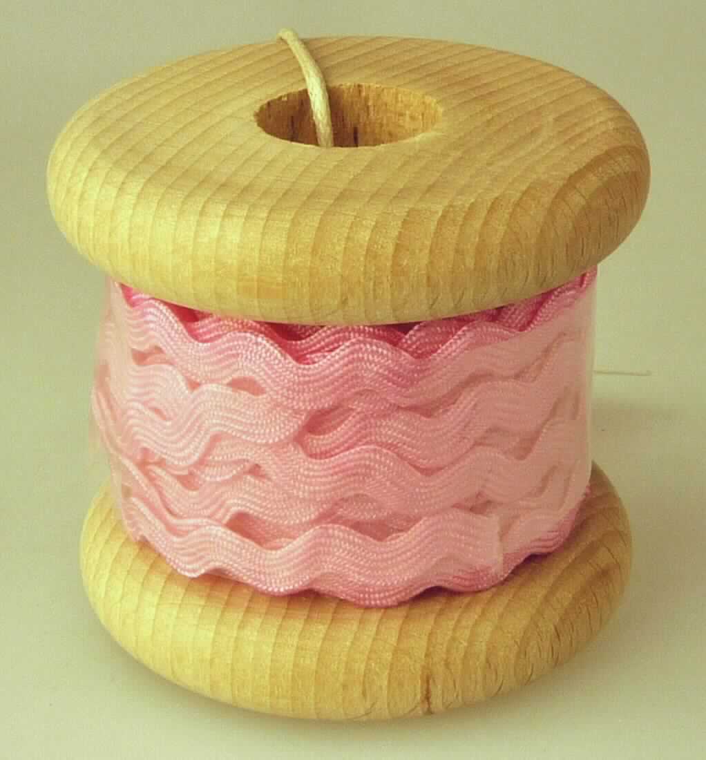 Geflecht als Meterware, sog. Zackenlitze auf Holzspule, Art. 420618BL34, Foto siehe Anlage, 
- als Meterware auf einer Spule aus Holz aufgemacht,
- wellenförmig; laut Antrag mit einer Länge von 5 m und einer Breite von 8 mm,
- aus einem Flachgeflecht (somit kein Band der Position 5806) aus laut Antrag 100 % Polyester (synthetische 
  Chemiefasern),
- soll laut Antrag zu Zier- und Dekorationszwecken dienen.

"Geflecht als Meterware"