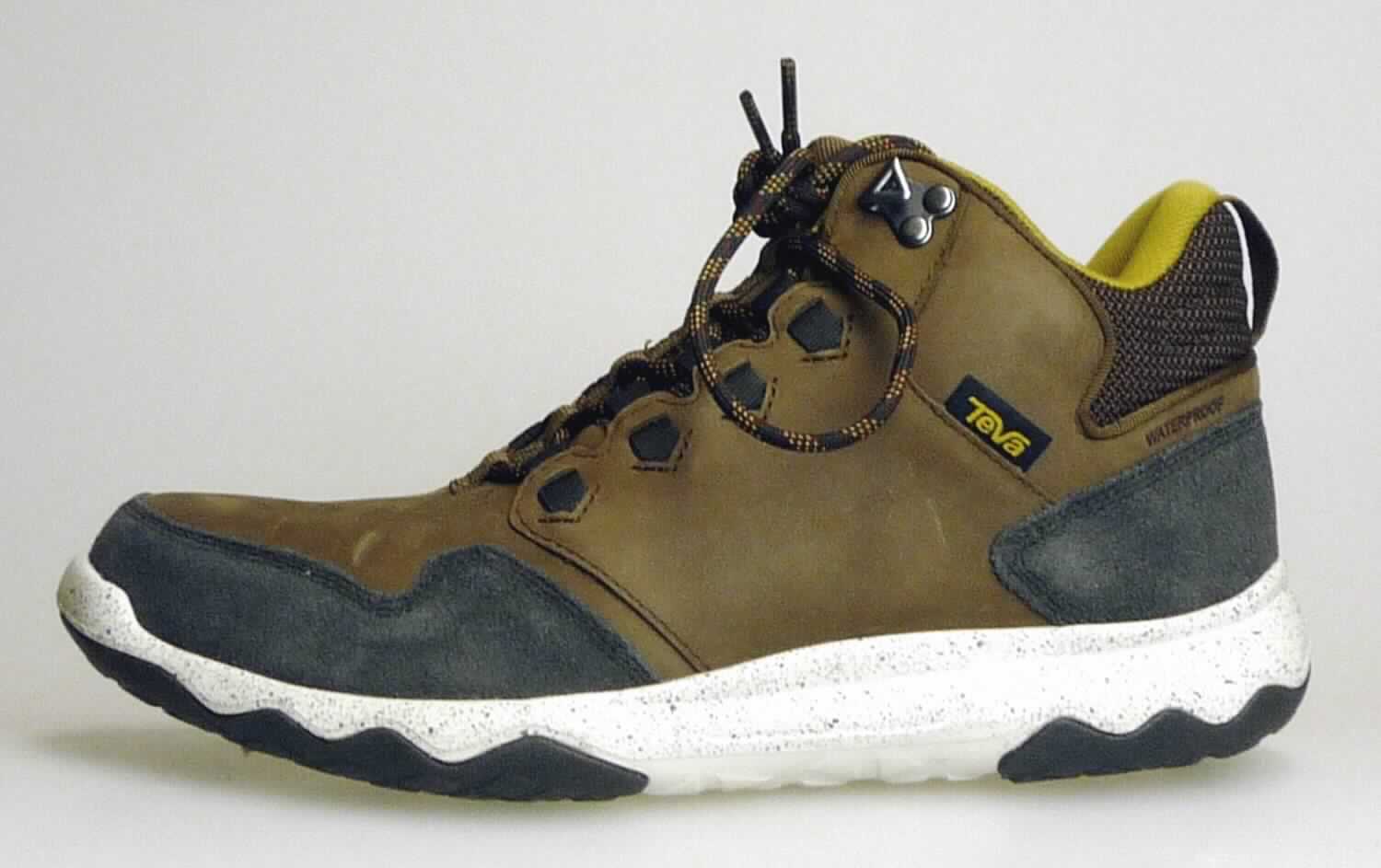 Freizeitstiefel (lt. Antrag: "TEVA Arrowood Lux Mid WP M's (8855), Freizeitschuh für Männer", Foto siehe Anlage)
- mit Laufsohlen aus (lt. Antrag) Kunststoff; ohne Hauptsohle aus Holz,
- mit Oberteil aus Leder (den größten Teil der Außenfläche bildend) und Spinnstoff,
- auf das Oberteil ist eine Randeinfassung aus Spinnstoff als Verstärkungsteil aufgesetzt,
- mit Schnürsenkelverschluss mit abstehenden Metallhaken,
- ohne Metallschutz in der Vorderkappe,
- den Knöchel, jedoch nicht die Wade bedeckend,
- mit einer Länge der Innensohle von mehr als 24 cm,
- für Männer (u. a. weiter Schnitt)

"Schuhe mit Laufsohlen aus Kunststoff und Oberteil aus Leder, andere als in den UPos.
 6403 1200 bis 6403 9111 genannt, für Männer"