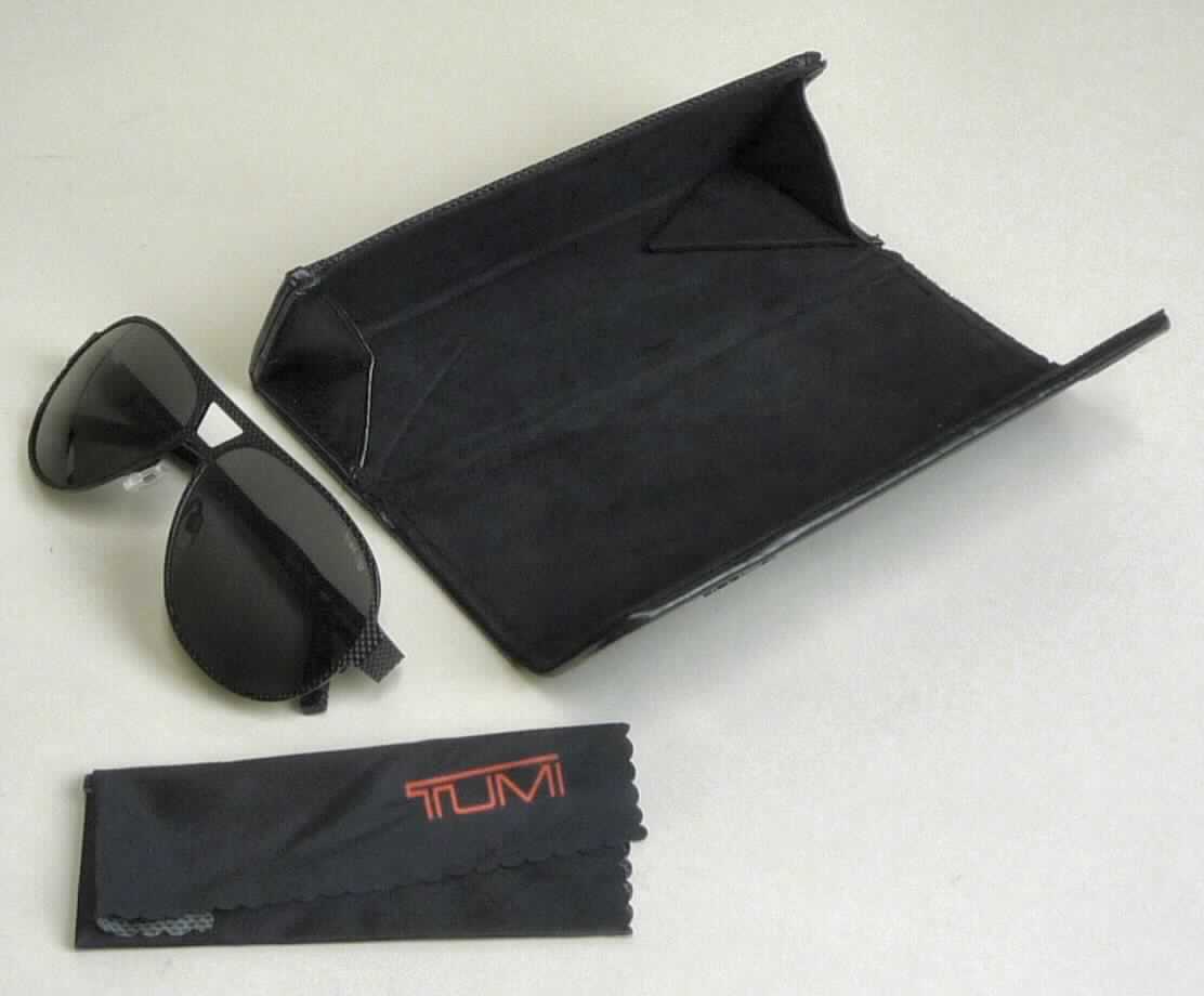 Sog. KAWAZU SUNGLASSES Sonnenbrille, im Wesentlichen bestehend aus einer Brillenfassung aus Edelstahl mit sog. Ballistic Nylon Muster und getönten Brillengläsern aus Kunststoff. Die Bügelenden sind zusätzlich mit schwarzem Kunststoff überzogen. 

Die Sonnenbrille ist zusammen mit einem Putztuch ("De-minimis-Regel") in einem zur Aufnahme der Brille passend hergerichteten und zur dauerhaften Aufbewahrung geeigneten Etui aus sog. Ballistic Nylon in einem Karton verpackt.

Äußere Form : siehe Abbildung in der Anlage

Die Ware wird als "Sonnenbrille, nicht mit optisch bearbeiteten Gläsern, mit Brillengläsern aus Kunststoff" eingereiht.