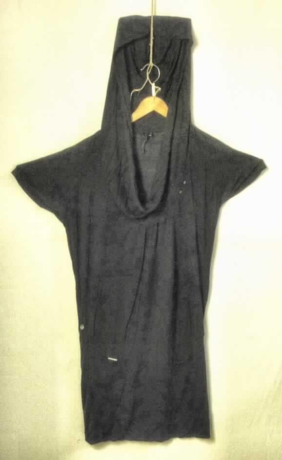 Kleid, sog. Dress Iconia A, Art. Nr.: RW20411105, Größe S, Foto siehe Anlage,
- aus 0,5 mm dicken, einfarbigen Gewirken aus lt. Antrag 100% Viskose (künstliche Chemiefasern), 
- über den halben Oberschenkel reichend (Rückenlänge: 85 cm); kann aufgrund der Länge ohne ein
  weiteres, den Unterkörper bedeckendes Kleidungsstück (Rock oder Hose) getragen werden,
- mit Kapuze,
- ohne Öffnung und ohne Verschluss,
- mit kurzen Ärmeln,
- etwa 33 cm vom unteren Rand entfernt leicht gerafft und bis zum unteren Rand doppellagig
  gearbeitet.

"Kleid, aus Gewirken, für Frauen, aus künstlichen Chemiefasern"