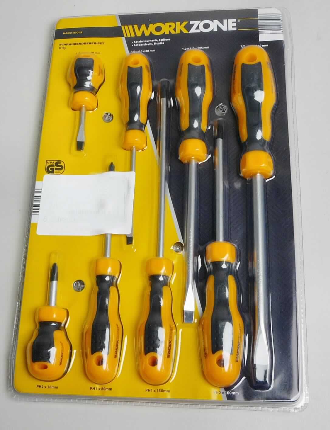 Schraubendrehersatz, 8-teilig

- bestehend aus acht Schraubendrehern (4x Schlitz- und 4x Kreuzschlitzschraubendreher) in
  verschiedenen Größen

- mit arbeitendem Teil aus unedlem Metall (Chrom-Vanadium-Stahl) und Griffen aus Kunststoff

- jeweils mit magnetischer Spitze

- der Griff ist mit einem Loch zum Aufhängen versehen

- auf einer Papierunterlage, bedruckt mit Produktinformationen, in einer Kunststoffverpackung aufgeblistert

Abbildung siehe Anlage.

Derartige Erzeugnisse gehören als "Handwerkzeuge (Schraubenzieher) anderweit weder genannt noch inbegriffen, mit arbeitendem Teil aus unedlem Metall" zum TARIC-Code 8205 4000 00.