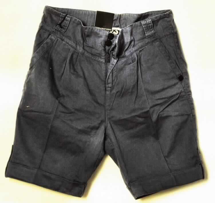 Kurze Hose, sog. Short Hamster A, Art. Nr. RW20410803, Größe 28, Foto siehe Anlage
- aus 0,6 mm dicken, einfarbigen Geweben aus laut Antrag 100% Baumwolle,
- in der Taille abschließend, mit einem 4,5 cm breiten Taillenbund mit Gürtelschlaufen,
- vorn mit einer Öffnung mit Knopfverschluss, mit Patte und Knopfverschluss im Taillenbund
  von links über rechts (Männerkleidung),
- vorn mit fünf eingesetzten, offenen Eingriffstaschen, mit zwei Patten mit Knopfverschluss 
  verziert, die Patten verschließen nicht die Eingriffsöffnung,
- mit einer aufgesetzten Tasche mit Patte und Knopfverschluss im Bereich des linken
  Oberschenkels,
- mit zwei eingesetzten Gesäßtaschen mit Patte mit Knopfverschluss,
- mit kurzen Hosenbeinen, die nicht die Knie bedecken (Seitenlänge: 48 cm),
- an den Beinabschlüssen mit einem etwa 4 cm breiten, fixierten, gesäumten Umschlag.

 "Kurze Hose, aus Geweben, für Männer, aus Baumwolle"