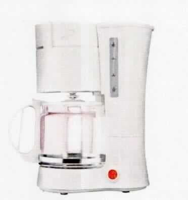 "Kaffeemaschine OCM 102-W"
- aus einem weißen Kunststoffgehäuse mit An- und Ausschalter, Wassertank mit Wasserstands-
  anzeige, schwenkbarem Filterhalter und Permanentfilter mit Tropfstopp, Warmhalteplatte und 
  Betriebskontrollleuchte, Netzkabel mit Stecker sowie einer speziell abgestimmtem Glaskanne 
  (Fassungsvermögen 1,25 Liter), in den Abmessungen ca. 29 x14 x 22 cm,
- für eine Leistungsaufnahme von 1000 Watt bei einer Spannung von 220-240 Volt,
- dient der Zubereitung von bis zu 12 Tassen Kaffee im Haushalt.
(Abbildung siehe Anlage)

"Elektrowärmegerät für den Haushalt; Kaffeemaschine"