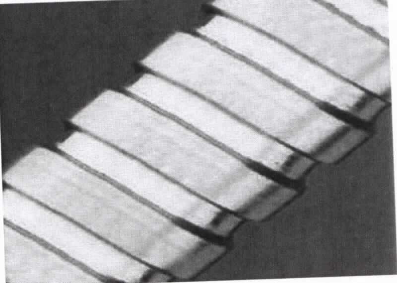 Es handelt sich um flexible Schläuche mit einer doppelt gewickelten Außenseite aus Bändern aus einer Kupfer-Zink-Legierung mit gewichtsmäßig vorherrschendem Kupfergehalt (Messing) und einem Innenschlauch aus Kunststoff. Die Erzeugnisse sind an den Enden mit Verbindungsstücken (G 1/2 Drehkonus) aus einer Kupfer-Zink-Legierung mit gewichtsmäßig vorherrschendem Kupfergehalt (Messing) mit einer Dichtung aus Kunststoff oder Kautschuk versehen und dienen als Armaturenschläuche im Sanitärbereich.
Gesamtlänge: 150 cm
- Antragstellerangaben -

Das unedle Metall ist aufgrund des Umfangs charakterbestimmend.

Abbildung siehe Anlage.

Derartige Erzeugnisse gehören als "Schläuche aus anderen unedlen Metallen als aus Eisen oder Stahl, auch mit Verbindungsstücken" zur Codenummer 8307 900 90 0 des Zolltarifs.