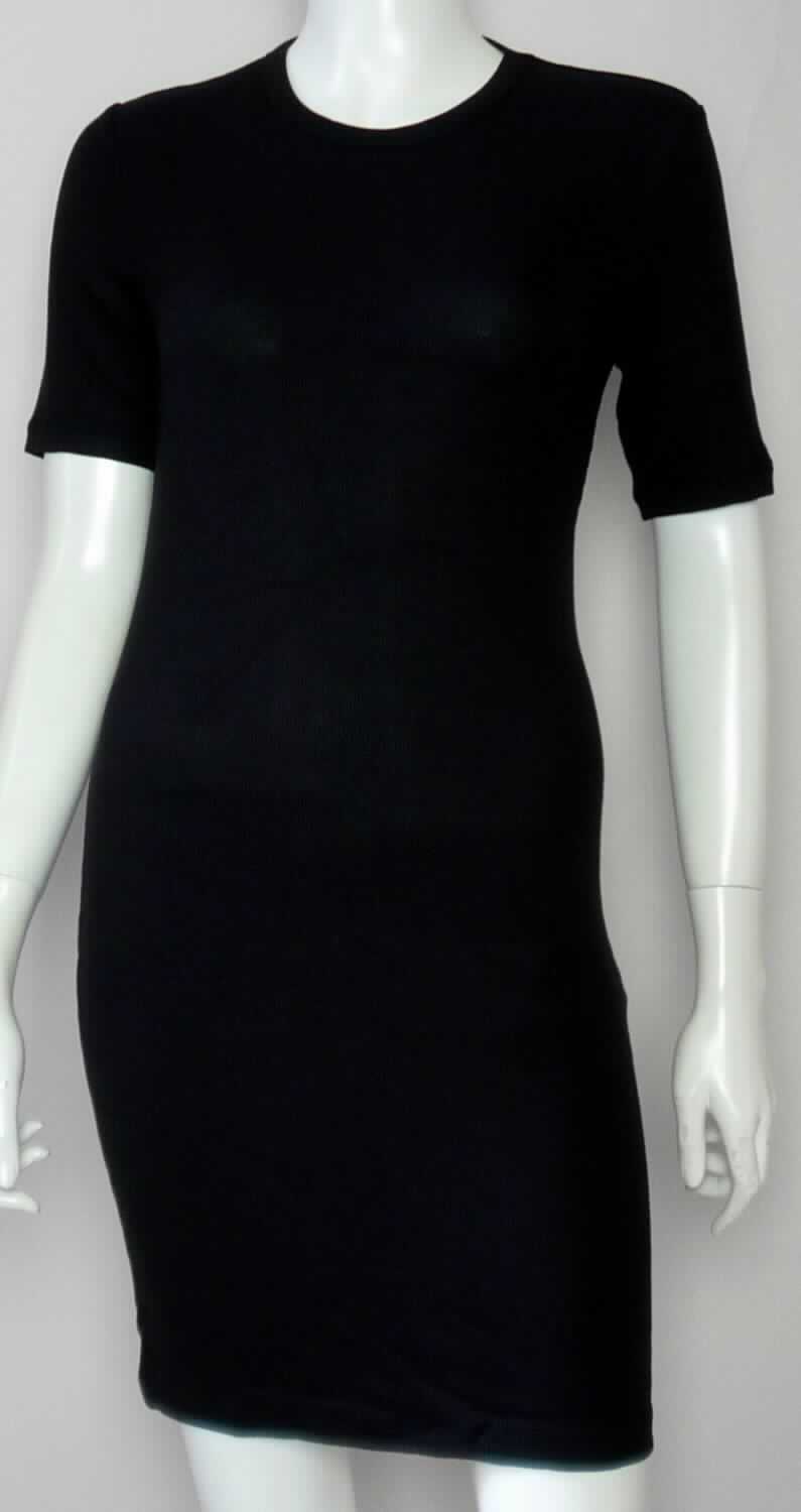 Kleid, sog. Kleid für Frauen, Art. RSATW3302, Größe L, Foto siehe Anlage,
- aus ca. 0,7 mm dicken, einfarbigen, gerippt gewirkten Gewirken aus laut Antrag 94 % Rayon (künstliche  
  Chemiefasern) und 6 % Elasthan (synthetische Chemiefasern),
- über den Schritt reichend (Rückenlänge: ca. 85 cm),
- mit einem runden Ausschnitt, 
- ohne Öffnung und ohne Verschluss,
- mit kurzen Ärmeln,
- am unteren Rand durch Umschlagen und Festnähen gesäumt,
- kann aufgrund der Länge ohne ein weiteres, den Unterkörper bedeckendes Kleidungsstück getragen werden.

"Kleid, aus Gewirken, für Frauen, aus künstlichen Chemiefasern"