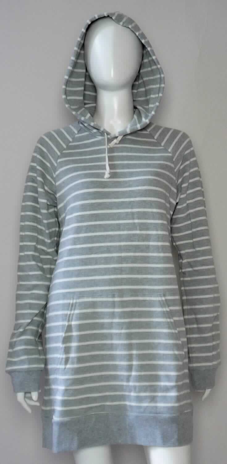 Kleid, sog. Hoody für Frauen, Art. RSAFS398S, Größe S, Foto siehe Anlage,
- aus ca. 1,4 mm dicken, buntgewirkten Gewirken aus laut Antrag 92 % Baumwolle und 8 % Polyester (synthetische
  Chemiefasern),
- über den Schritt reichend (Rückenlänge: ca. 84 cm),
- mit einer Kapuze mit Kordelzug, deren Ränder vorn von links auf rechts überlappen,
- ohne Öffnung und ohne Verschluss,
- mit langen Ärmeln,
- vorn mit einer großen, aufgesetzten Tasche (sog. Kängurutasche) unterhalb der Taille,
- am unteren Rand mit einem angesetzten, nicht verengenden Bund,
- kann aufgrund der Länge ohne ein weiteres, den Unterkörper bedeckendes Kleidungsstück getragen werden, 
  somit kein Pullover.

"Kleid, aus Gewirken, für Frauen, aus Baumwolle"
