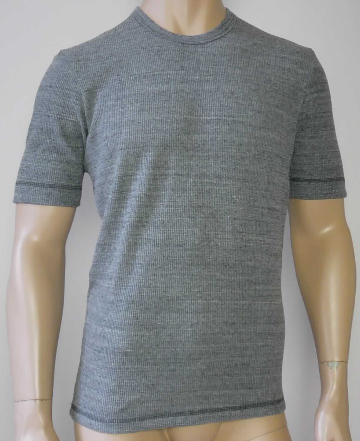 Pulloverähnliches Kleidungsstück, sog. T-Shirt für Männer, Art. RSAWT4191, Größe M, Foto siehe Anlage,
- aus ca. 1,1 mm dicken, gerippt- und buntgewirkten Gewirken (melierte Garne) aus laut Antrag 58 % Baumwolle,
  39 % Polyester und 3 % Elasthan (beides synthetische Chemiefasern); u. a. aufgrund der Gewirkedicke kein 
  T-Shirt und auch kein Unterziehpulli,
- über die Taille reichend (Rückenlänge: ca. 68 cm),
- mit einem runden Ausschnitt,
- ohne Öffnung und ohne Verschluss, 
- ohne Hinweise auf den Trägerkreis (unisex; somit keine Männerkleidung),
- mit kurzen Ärmeln, 
- am unteren Rand durch Umschlagen und Festnähen gesäumt.

"Pulloverähnliches Kleidungsstück, aus Gewirken, aus Baumwolle, kein Unterziehpulli, für Frauen"