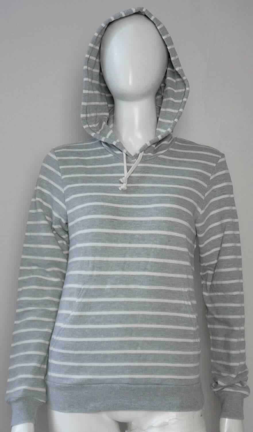 Blousonähnliches Kleidungsstück, sog. Sweatshirt für Frauen, Art. RSAFS3350S, Größe S, Foto siehe Anlage,
- aus ca. 1,5 mm dicken, buntgewirkten Gewirken aus laut Antrag 92 % Baumwolle und 8 % Polyester (synthetische
  Chemiefasern),
- über die Taille reichend (Rückenlänge: ca. 61 cm),
- mit einer Kapuze mit Kordelzug, deren Ränder vorn von rechts auf links überlappen (Frauenkleidung),
- ohne Öffnung und ohne Verschluss,
- mit langen Ärmeln, die über den unteren Rand des Kleidungsstücks hinausreichen; an den Ärmelenden mit 
  verengenden Bündchen,
- vorn mit einer großen, aufgesetzten Tasche (sog. Kängurutasche) unterhalb der Taille,
- am unteren Rand mit einem gerippt gewirkten, verengenden Bund,
- erfüllt die Merkmale zur Einreihung als blousonähnliches Kleidungsstück, somit kein Pullover. 

"Blousonähnliches Kleidungsstück, aus Gewirken, für Frauen, aus Baumwolle"