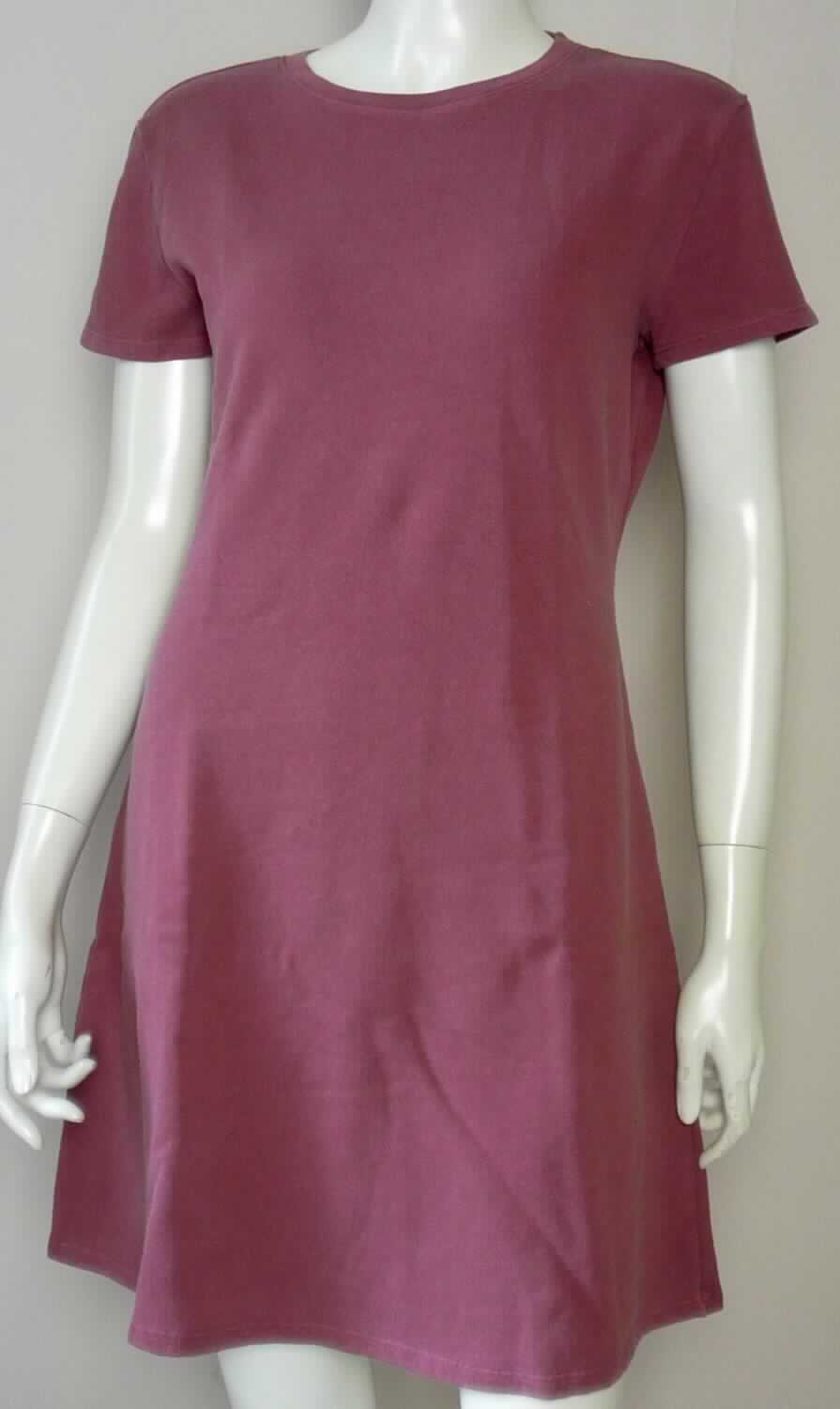 Kleid, sog. Kleid für Frauen, Art. RSAFS3294, Größe S, Foto siehe Anlage,
- aus ca. 1,5 mm dicken, einfarbigen Gewirken aus laut Antrag 85 % Baumwolle und 15 % Polyester (synthetische
  Chemiefasern),
- über den Schritt reichend (Rückenlänge: ca. 85 cm),
- mit einem runden Halsausschnitt mit gerippt gewirkter Randeinfassung,
- ohne Öffnung und ohne Verschluss,
- mit kurzen Ärmeln,
- am unteren Rand durch Umschlagen und Festnähen gesäumt,
- kann ohne ein weiteres, den Unterkörper bedeckendes Kleidungsstück getragen werden. 

"Kleid, aus Gewirken, für Frauen, aus Baumwolle"