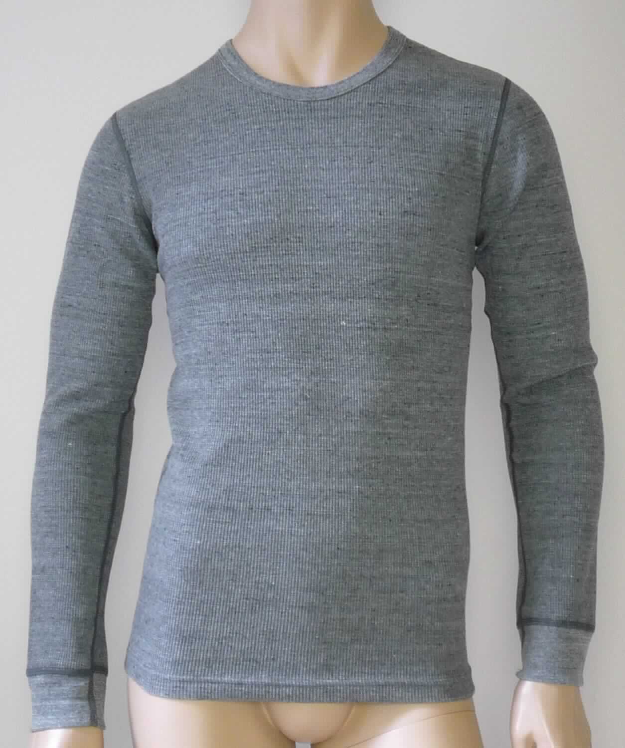 Pulloverähnliches Kleidungsstück, sog. T-Shirt langarm für Männer, Art. WT407, Größe S, Foto siehe Anlage,
- aus ca. 1,3 mm dicken, strukturiert- und buntgewirkten Gewirken (melierte Garne) aus laut Antrag 58 % 
  Baumwolle, 39 % Polyester und 3 % Elasthan (beides synthetische Chemiefasern); u. a. aufgrund der
  Gewirkedicke kein T-Shirt und auch kein Unterziehpulli,
- über die Taille reichend (Rückenlänge: ca. 68 cm),
- mit einem runden Ausschnitt mit gerippt gewirkter Randeinfassung,
- ohne Öffnung und ohne Verschluss, 
- ohne Hinweise auf den Trägerkreis (unisex; somit keine Männerkleidung),
- mit langen Ärmeln, mit angesetzten, verengenden Bündchen,
- am unteren Rand durch Umschlagen und Festnähen gesäumt.

"Pulloverähnliches Kleidungsstück, aus Gewirken, aus Baumwolle, kein Unterziehpulli, für Frauen"