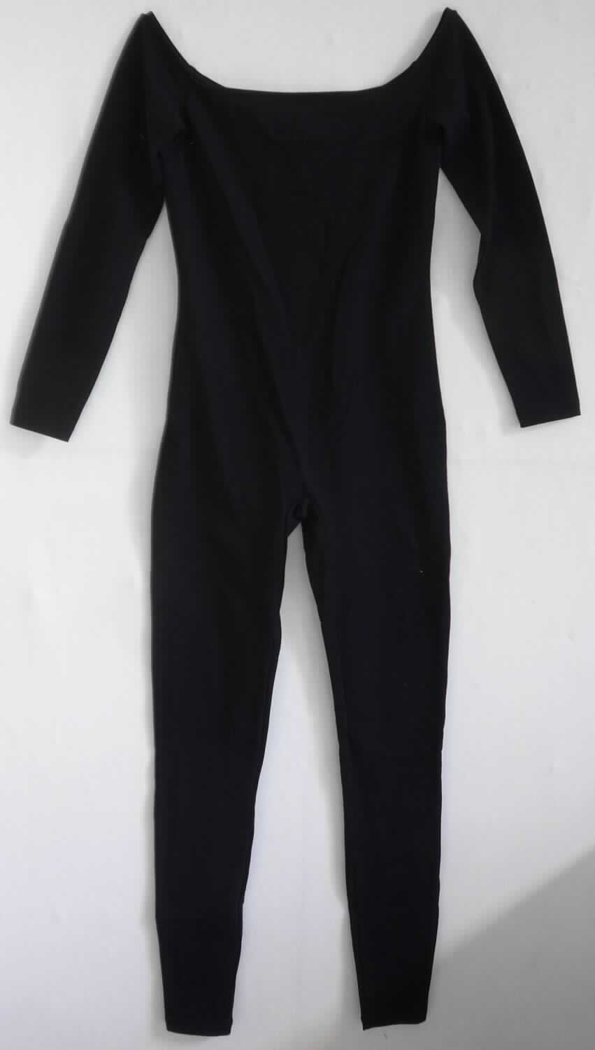 Overall, sog. Jumpsuit für Frauen, Art. RSA83367, Größe S, Foto siehe Anlage,
- aus ca. 0,8 mm dicken, einfarbigen Gewirken aus lt. Antrag 95 % Baumwolle und 5 % Elasthan (synthetische 
  Chemiefasern),
- den Rumpf sowie Arme und Beine bedeckend,
- mit einem U-Boot-förmigen Halsausschnitt,
- mit 3/4-langen Ärmeln, 
- im unteren Teil in der Art einer langen Hose gearbeitet,
- an den Beinabschlüssen durch Umschlagen und Festnähen gesäumt.

"Kleidung, andere als in den Positionen 6101 bis 6113 genannte, aus Gewirken, aus Baumwolle"