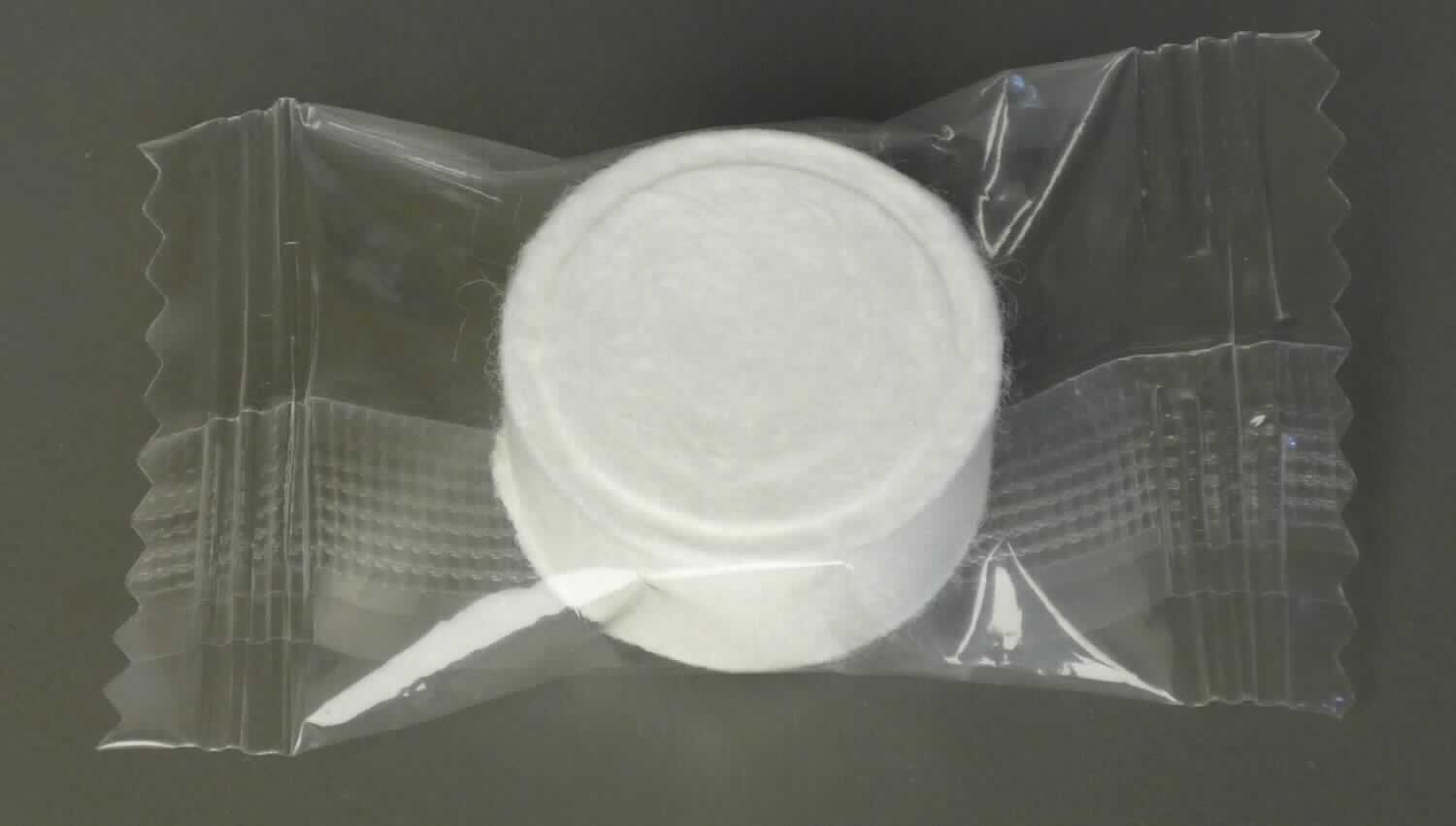 Vliesstoff, sog. Gepresste Minitücher "Magic Towel", Foto siehe Anlage,
- einzeln in einer Kunststoffhülle verpackt,
- in zusammengepresster Tablettenform (Durchmesser: ca. 2 cm, Höhe: ca. 1 cm) eingehend; entfaltet sich 
  bei Kontakt mit Wasser zu einem Tuch,
- rechteckig zugeschnitten (somit nicht konfektioniert), in den Abmessungen (L x B): ca. 26 cm x 23 cm,
- laut Untersuchungsergebnis:
-- im Wasserstrahl-Verfahren mechanisch verfestigt,
-- aus künstlichen Spinnfasern (laut Antrag: Viskose), 
-- keine Filamente enthaltend,
-- mit einem Quadratmetergewicht von ca. 53 g,
-- weder bestrichen noch überzogen,
-- einlagig,
-- kein melt blown,
- dient laut Antrag als Hygieneartikel bei bspw. Radtouren und Wanderungen,
- u. a. aufgrund der fehlenden Konfektionierung kein Ware der Positionen 6304 oder 6307.

"Vliesstoff, anderer als in den Unterpositionen 5603 11 bis 5603 14 genannte, mit einem 
Quadratmetergewicht von mehr als 25 g bis 70 g, nicht bestrichen oder überzogen, anderer 
als in den Unterpositionen 5603 9290 10 bis 5603 9290 80 genannte"