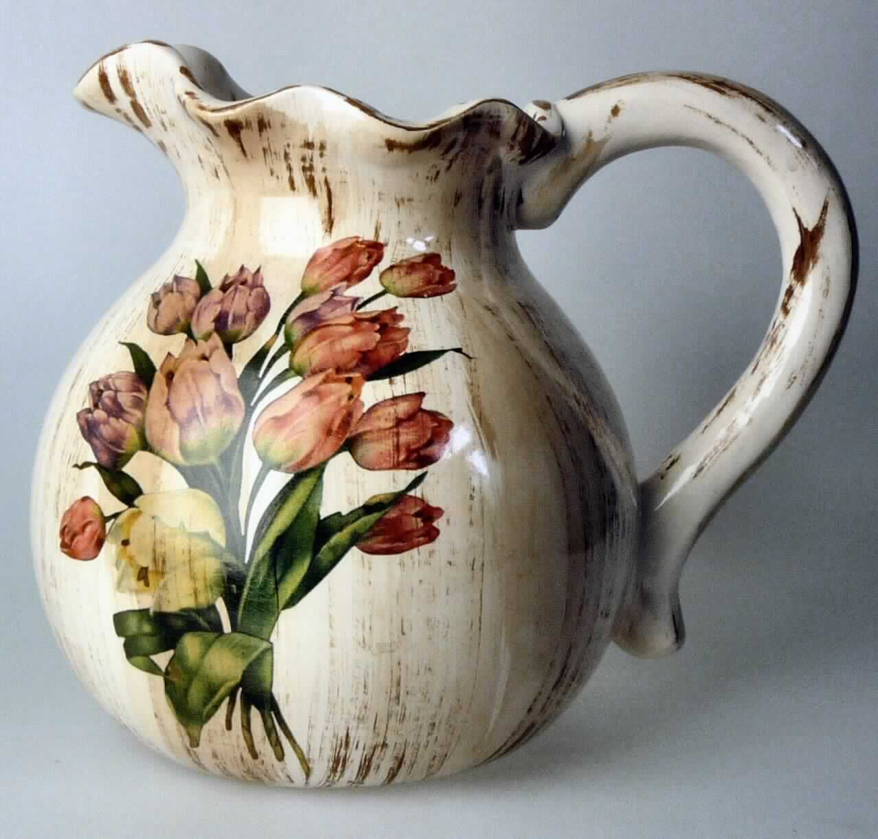 Keramischer Haushaltsartikel, sog. Krug-Vase, Foto siehe Anlage, 
- beigefarbener, lasierter Krug mit Henkel und Schnabel, 
- auf der Außenseite mit einem Blumenmotiv (Tulpen) verziert, 
- mit einer Höhe von ca. 18 cm und einem Durchmesser von ca. 15 cm, 
- keramisches Erzeugnis, nach der Formgebung gebrannt, tonmineralhaltiges Material 
  enthaltend, 
- aus feinen Erden (lt. Antrag), 
- eignet sich als Gebrauchsgegenstand zum Ausschenken von Milch, Saft o. ä. und stellt 
  somit keine Vase im Sinne der Position 6913 dar, die nur Zierzwecken dient.

"Keramischer Haushaltsartikel, aus feinen Erden"