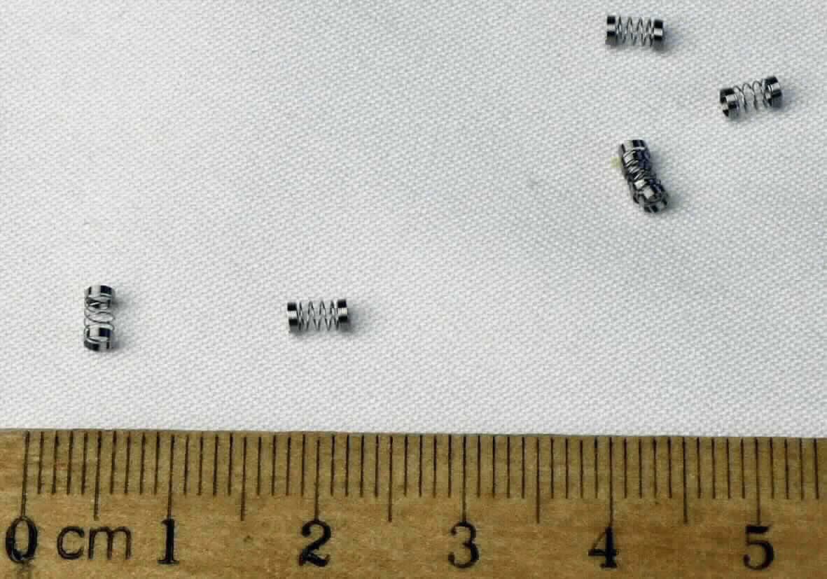 Es handelt sich um kaltgeformte, schraubenlinienförmige Druckfedern aus Stahldraht mit kreisrundem Querschnitt. Die Federn werden in Druck- bzw. Saugventilen der Automobilindustrie verbaut.
- Antragstellerangaben - 

Abmessungen: Länge etwa 4,3 mm, Durchmesser etwa 2,2 mm. 

Abbildung siehe Anlage.

Derartige Erzeugnisse gehören als "andere schraubenlinienförmige Druckfedern (keine Kegelstumpffedern), aus Stahl" zum TARIC-Code 7320 2081 90.