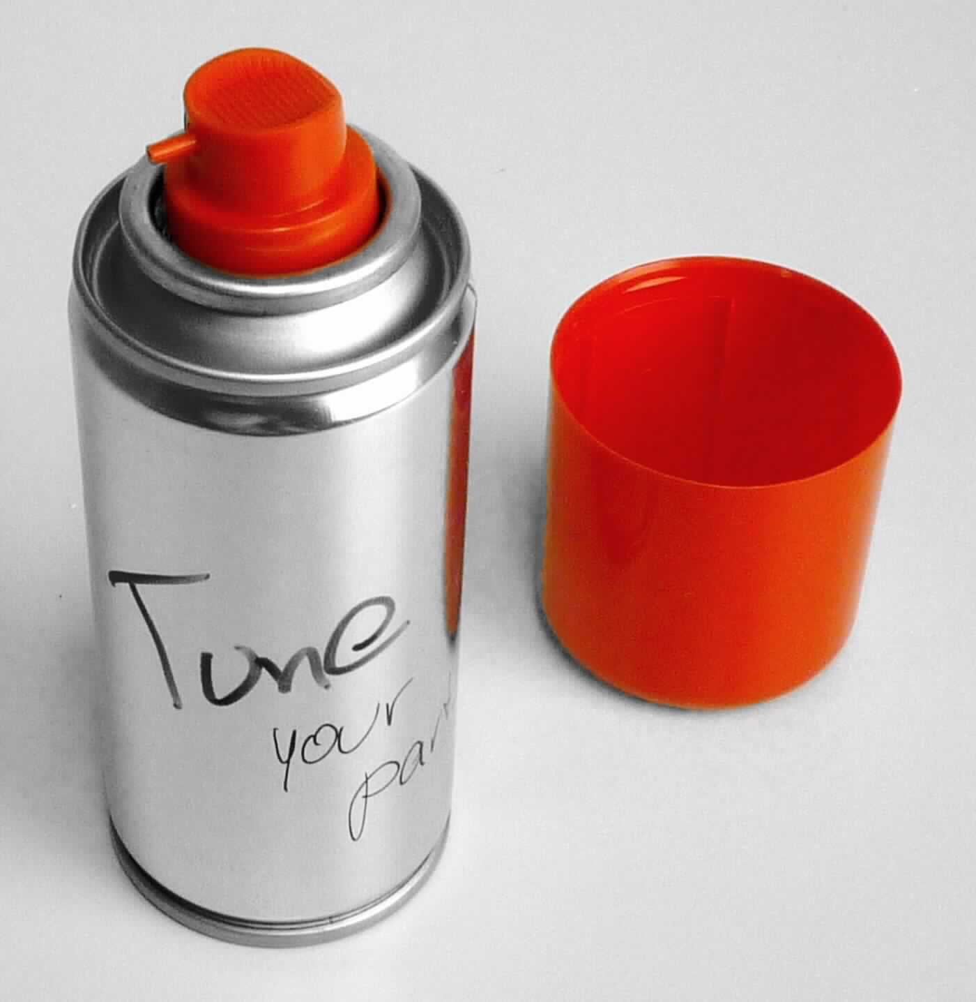 Angaben:
PTFE-haltiges Schmiermittel mit biologisch abbaubaren Bestandteilen in einer 100 ml Spraydose. Schützt als Langzeitschmiermittel Ketten, Schaltungen und Züge am Fahrrad vor Feuchtigkeit, Korrosion und Verschleiß.

Warenbeschaffenheit:
bräunlich-gelbes, trübes Öl in Form eines Sprays

Befund:
Zubereitetes Schmiermittel, weniger als 70 GHT Erdöl oder Öl aus bituminösen Mineralien enthaltend.