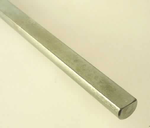 Stabstahl

Bei der Ware hnadelt es sich um ein massives metallisches Langerzeugnis (Stab/Stange) mit über die gesamte Länge (hier ca. 59 cm) gleichbleibendem Querschnitt in Form eines Kreisabschnitts (Durchmesser 6 mm). Der Stab wird als achsverlängerung zum Einbau in Geräteschalter und energieregler verwendet. Das Material besteht aus einem Automatenstahl (9SMnPb28 / 1.0718).

Anderer Stabstahl aus nicht legiertem Stahl, hier Automatenstahl, nur kalthergestellt oder nur kaltfertiggestellt.