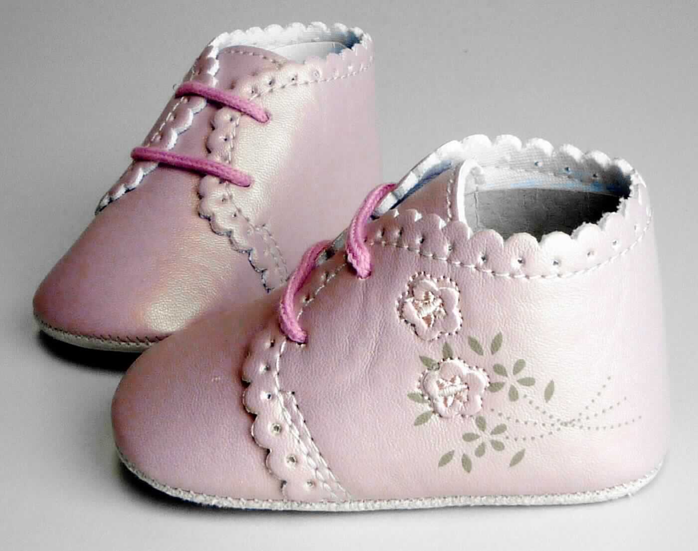 Babyschuhe (lt. Antrag "Babyschuh, Art. 2301834", Foto siehe Anlage)
- mit Laufsohlen aus Spinnstoff (den größten Teil der Berührungsfläche mit dem
  Boden bildend) und Kunststoff (rutschhemmender Schriftzug),
- mit Oberteil aus Kunststoff (Spinnstoff mit einer mit bloßem Auge
  wahrnehmbaren Außenschicht aus Kunststoff),
- mit Verzierungen,
- mit Schnürsenkelverschluss.

"Schuhe mit Laufsohlen aus Spinnstoff und Oberteil aus Kunststoff"
