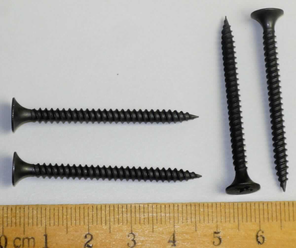 Nach den vorliegenden Warenmustern und dem vorgelegten Datenblatt handelt es sich um phosphatierte Schrauben aus Stahl (kein nicht rostender Stahl) in verschiedenen Längen (z. B. 45 mm) und mit unterschiedlichem Gewindedurchmesser (von etwa 2 bis 3,35 mm), jeweils mit Senkkopf mit Kreuzschlitz und nahezu bis zum Kopf reichendem Gewinde, das sich beim Eindrehen das Gegengewinde selbst formt. Das Gewindeende ist zu einer Spitze ausgearbeitet. 
- Antragstellerangaben - 

Abbildung siehe Anlage.

Derartige Erzeugnisse gehören als "andere gewindeformende Schrauben (keine Blechschrauben), aus Stahl" zur Codenummer 7318 14 99 90 0 des Zolltarifs.