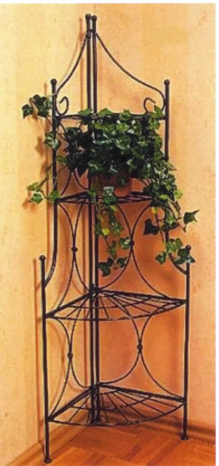 Bei der Ware "Eck-Blumenpumpe PFTP06" handelt es sich um ein Möbel in Form eines auf den Boden zu stellenden Eck-Regals mit den Abmessungen (L/B/H) 29/29/106 cm. 
Das aus Eisen / Stahl gefertigte Erzeugnis besitzt eine Tragkraft von ca. 10kg.  
Das Regal besteht aus einem rechtwinkligen Gestell, das mit Ornamentverzierungen versehen ist, sowie drei Fachböden in Form von Viertelkreisen. 
Das Erzeugnis dient der Ausstattung von Wohnungen und ist durch einfaches Aufklappen gebrauchsfertig.

Die Ware ist als "anderes als von den Positionen 9401 und 9402 erfasstes Möbel, aus Metall, nicht von der für Büros verwendeten Art, kein Bett,  nicht für zivile Luftfahrzeuge" einzureihen.