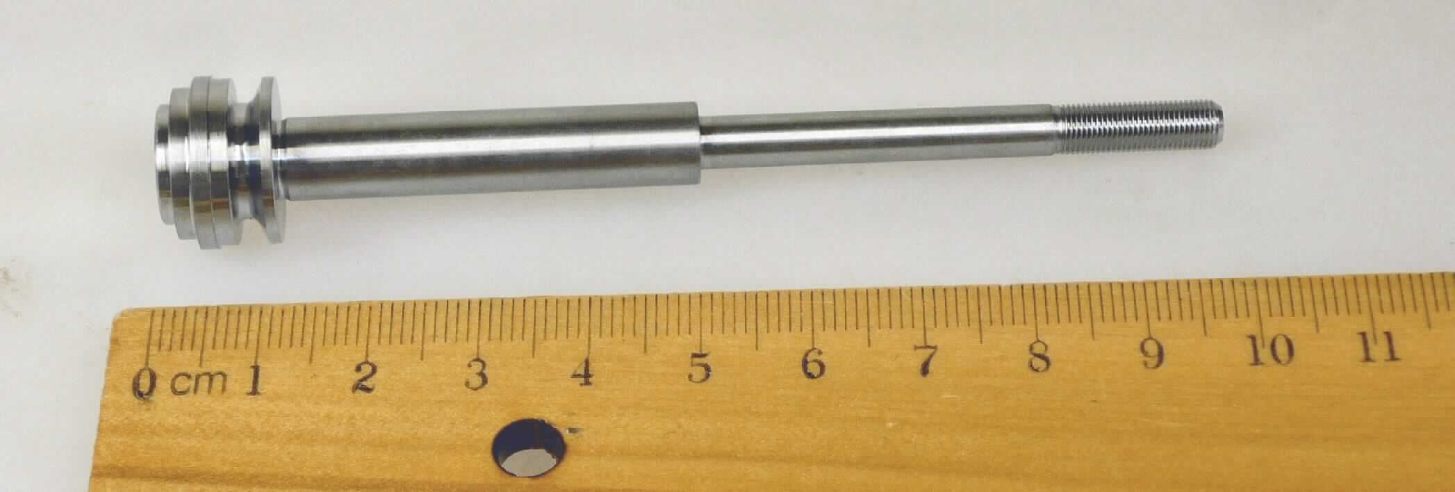 Es handelt sich um ein stabförmiges, ca. 10,2 cm langes, an einem Ende mit einem Außengewinde, am anderen Ende mit einem mehrstufigen Kopf versehenes, spezifisch nach Zeichnung gefertigtes Werkstück aus Stahl, das gemäß Antragsangabe für den Einsatz in einem Abgasturbolader für Kraftfahrzeuge (PKW) bestimmt ist. 

Die mit Turbinenrad und Verdichterrad kraft- bzw. formschlüssig verbundene Ware stellt das zentrale Verbindungselement der Turbinenseite und Verdichterseite der Abgasturboladers, der sich als Kraftmaschine kennzeichnet, dar und überträgt das über das Turbinenrad eingeleitete Drehmoment auf das Verdichterrad.

Bei dem Erzeugnis handelt es sich somit um eine mechanische Vorrichtung, die zur Kraftübertragung dient.

Es ist als "Welle, keine Kurbel- oder Gelenkwelle, nicht für zivile Luftfahrzeuge" einzureihen.