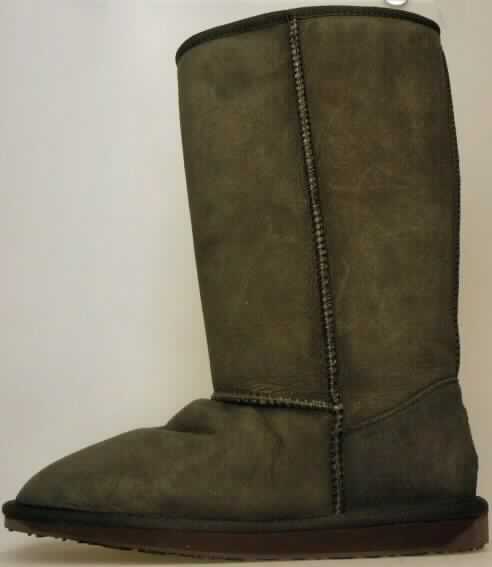 Stiefel (lt. Antrag: "Frauenschuh, Art. W10001 Stinger Hi (Modell 2014)", Foto siehe Anlage) 
- mit Laufsohlen aus Kautschuk,
- mit Oberteil aus Pelzfell,
- auf das Oberteil sind Stücke aus Spinnstoff und Leder als Verstärkungsteile aufgesetzt

"Schuhe mit Laufsohlen aus Kautschuk und Oberteil aus Pelzfell"