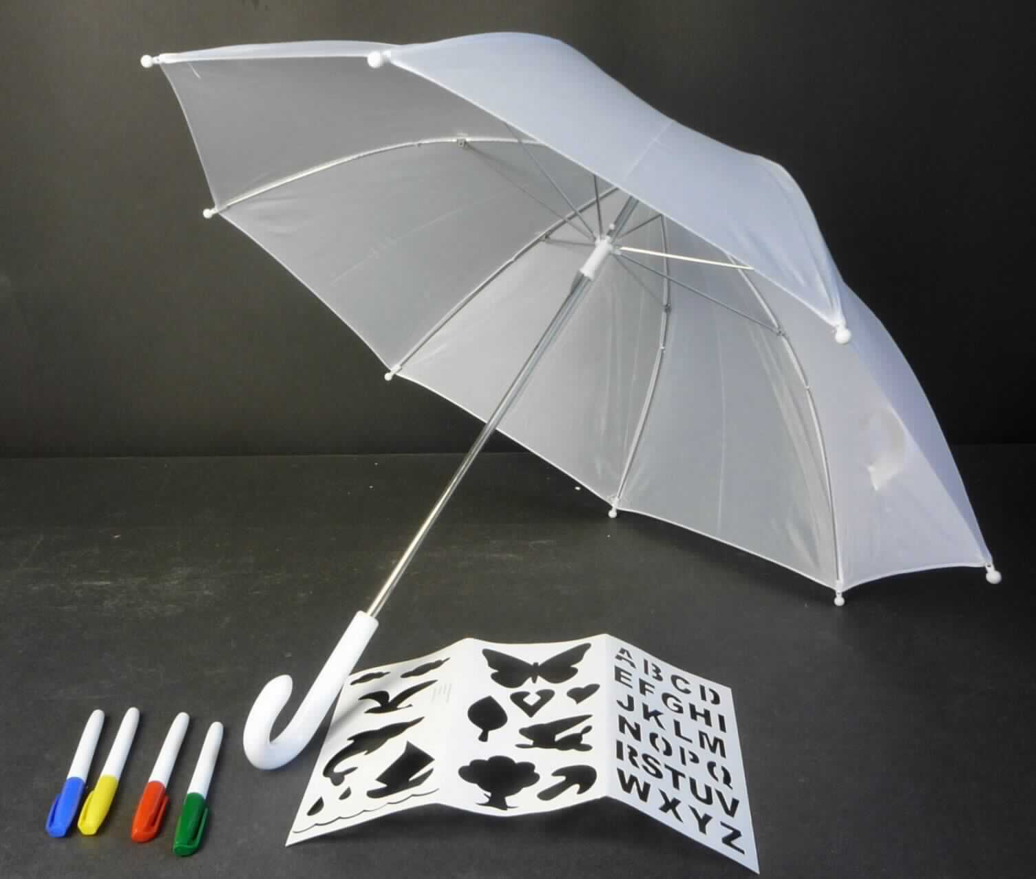 Warenzusammenstellung, bestehend aus einem Regenschirm, vier verschiedenfarbigen Schreibern mit Filzspitze und einer zugeschnittenen Motivschablone aus Pappe, sog. Malen im Herbst Regenschirm, Artikel-Nr.: 176616, Foto siehe Anlage,
- in Aufmachung für den Einzelverkauf (gemeinsam in einem Umkarton verpackt), 
- zur Befriedigung eines speziellen Bedarfs zusammengestellt (Bemalen des Schirmbezuges), bestehend aus
- einem Regenschirm,
- - zum wirksamen Schutz gegen Regen,
- - mit Gestell aus unedlem Metall (ohne Teleskopauszug),
- - mit Bezug aus Geweben aus Spinnstoffen,
- - mit einem gebogenen Griff aus Kunststoff,
- - mit Schienen mit einer Länge von ca. 36 cm,
- vier verschiedenfarbigen Schreibern mit Filzspitze,
- einer Schablone aus beschichteter Pappe,
- - mit ausgestanzten Motiven in Form von u.a. Buchstaben und stilisierten Tieren,
- der Regenschirm bestimmt nach Umfang und in Bezug auf die Bedeutung für die Verwendung den wesentlichen 
  Charakter der Warenzusammenstellung.

"Regenschirm, ohne Teleskopauszug, mit Bezug aus Geweben aus Spinnstoffen"