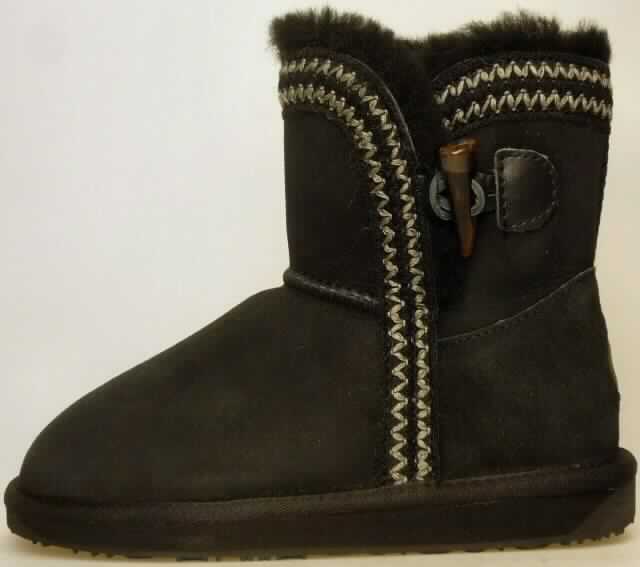 Stiefel (lt. Antrag: "Frauenschuh, Art. W10834 Albina Mini", Foto siehe Anlage) 
- mit Laufsohlen aus Kautschuk,
- mit Oberteil aus Pelzfell,
- auf das Oberteil ist eine Hinterkappe aus Leder als Verstärkungsteil aufgesetzt,
- an den Rändern verziert,
- mit Knebelverschluss

"Schuhe mit Laufsohlen aus Kautschuk und Oberteil aus Pelzfell"