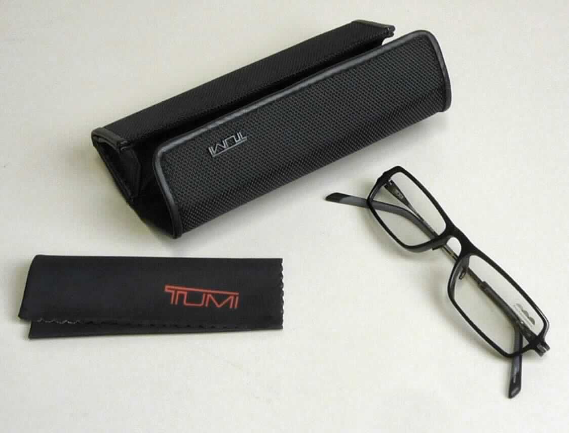 Sog. COMPATTO TRAVEL READERS 100 - Lesebrille, im Wesentlichen bestehend aus einer Brillenfassung (lt. Antragstellerangaben) aus Kohlenstoff-Graphit und Brillengläsern aus Silikat (mineralisches Glas), welche sich im ultravioletten Licht verdunkeln. Die Gläser sind optisch zur Korrektur einer Weitsichtigkeit (mit positiven Dioptrienwerten +1,0; +1,5; +2,0 und +2,5) bearbeitet. Die flexiblen Bügelenden sind aus schwarzem-grauem Kunststoff (lt. Antragstellerangaben) Beta-Titan gefertigt.

Die Lesebrille ist zusammen mit einem Putztuch ("De-minimis-Regel") in einem zur Aufnahme der Brille passend hergerichteten und zur dauerhaften Aufbewahrung geeigneten Etui aus sog. Ballistic Nylon in einem Karton verpackt.

Äußere Form : siehe Abbildung in der Anlage

Die Ware wird als "Brille, keine Sonnenbrille, nicht mit Brillengläsern aus Kunststoff" eingreiht.