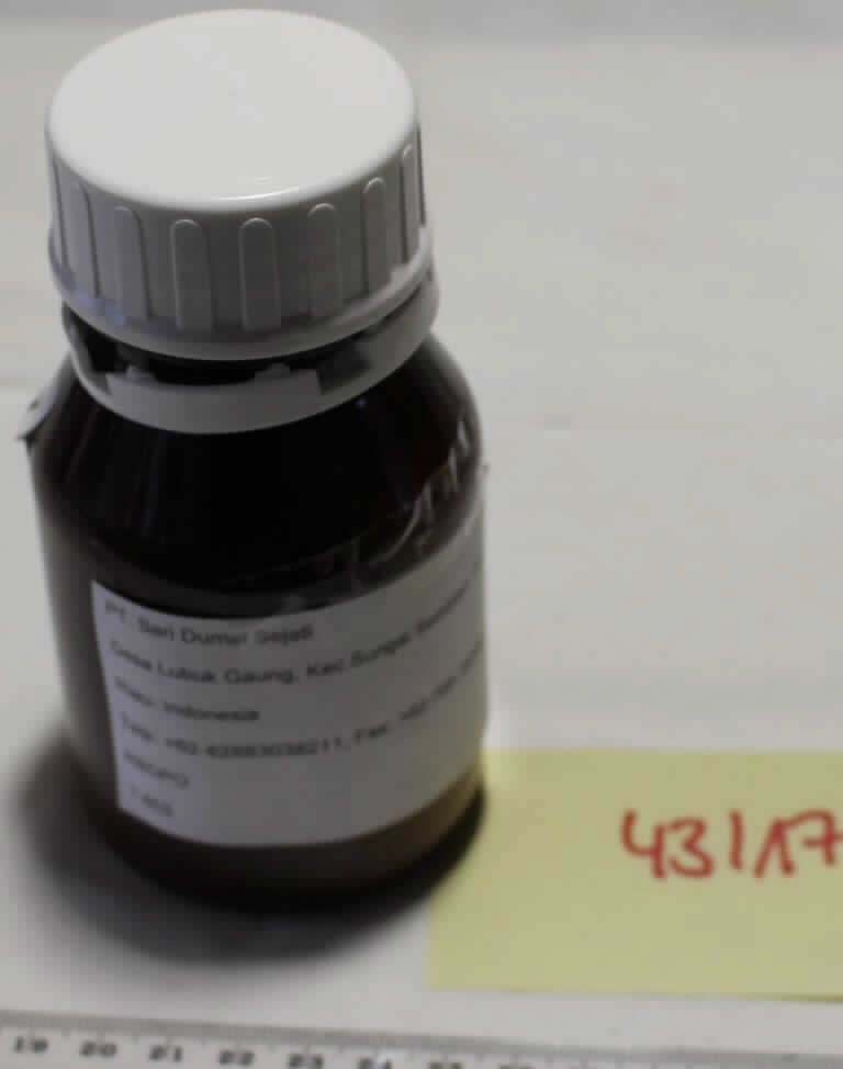 Angaben des Antragstellers:
Vertrauliche Angaben zur Zusammensetzung liegen vor.
Verwendung: ausschließlich zur Produktion von Biodiesel, Fettsäuremethylestern (unter zollamtlicher Überwachung).
Behältnisgröße: Schiffsladungen von mehr als 1 kg.

Feststellungen anhand einer Warenprobe:
Warenbeschaffenheit: Gelblich-beigefarbenes, weich-pastöses, cremiges Fett; Geruch und Geschmack: nach pflanzlichem Fett.

Befund:
Die Einreihung erfolgt auf der Grundlage der Antragsangaben. Nach dem Ergebnis der Untersuchung und den Angaben des Antragstellers liegt eine andere als feste Fraktion von Palmöl für die Herstellung von Biodiesel (Fettsäuremethylestergemisch) vor.

Palmöl und seine Fraktionen, auch raffiniert, jedoch nicht chemisch modifiziert: andere (als rohes Öl): andere (als feste Fraktionen): andere: zu technischen oder industriellen Zwecken, ausgenommen zum Herstellen von Lebensmitteln: andere.