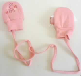 Handschuhe für Kleinkinder (BC48969), Größe 74/80, siehe Foto,
- aus einfarbigen Gewirken aus laut Etikett 100% Baumwolle,
- in Form von Fausthandschuhen ohne ausgeformten Daumen,
- wattiert gefüttert und mit einer Stickerei verziert; am Handgelenk mit einem Stulpen,
- beide Handschuhe sind mit einem Band aus Gewirken miteinander verbunden,
- aufgrund der Form (ohne ausgearbeiteten Daumen) und der Größe erkennbar
  Bekleidungszubehör für Kleinkinder.