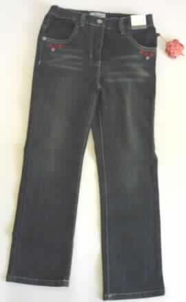 Lange Hose für Mädchen, sog. Jeans (MH3896), Größe 122, siehe Foto,
- aus 0,7 mm dicken, buntgewebten, köperbindigen Geweben (Denim) aus laut Etikett
  78% Baumwolle, 20% Polyester und 2% Elastan (beides synthetische Chemiefasern),
- in der Taille abschließend mit einem teilelastischen Taillenbund mit Gürtelschlaufen,
- vorn mit einer Öffnung mit Reißverschluss und Patte von rechts über links
  (Mädchenkleidung), mit Knopfverschluss im Bund,
- vorn mit zwei eingesetzten Taschen sowie mit zwei aufgesetzten Gesäßtaschen; an den
  Taschen mit Stickereien verziert,
- mit langen Hosenbeinen, an den Beinabschlüssen gesäumt.