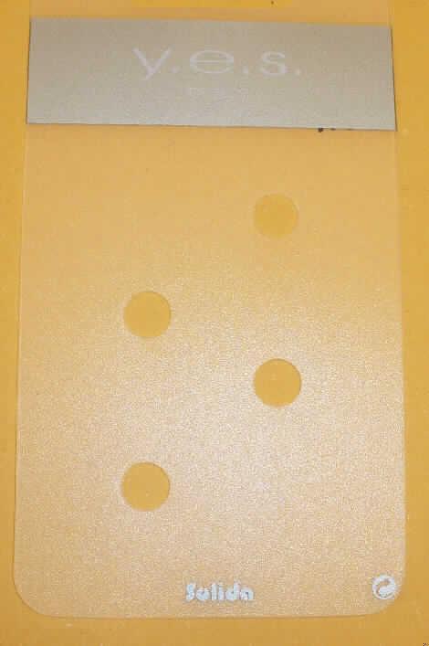 Verpackungsmittel aus einer Folie aus Kunststoffen im Sinne der Anmerkung 1 zu Kapitel 39 in Form einer rechteckigen Verpackungskarte (ca. 12,1 x 6,5 cm). Die mit einer Werbeaufschrift bedruckte Ware hat abgerundete Ecken, ist mit vier runden Ausstanzungen und einer Eurolochung versehen. 

Die Verpackungskarte dient als Warenträger für z. B. Haaraccessoires.