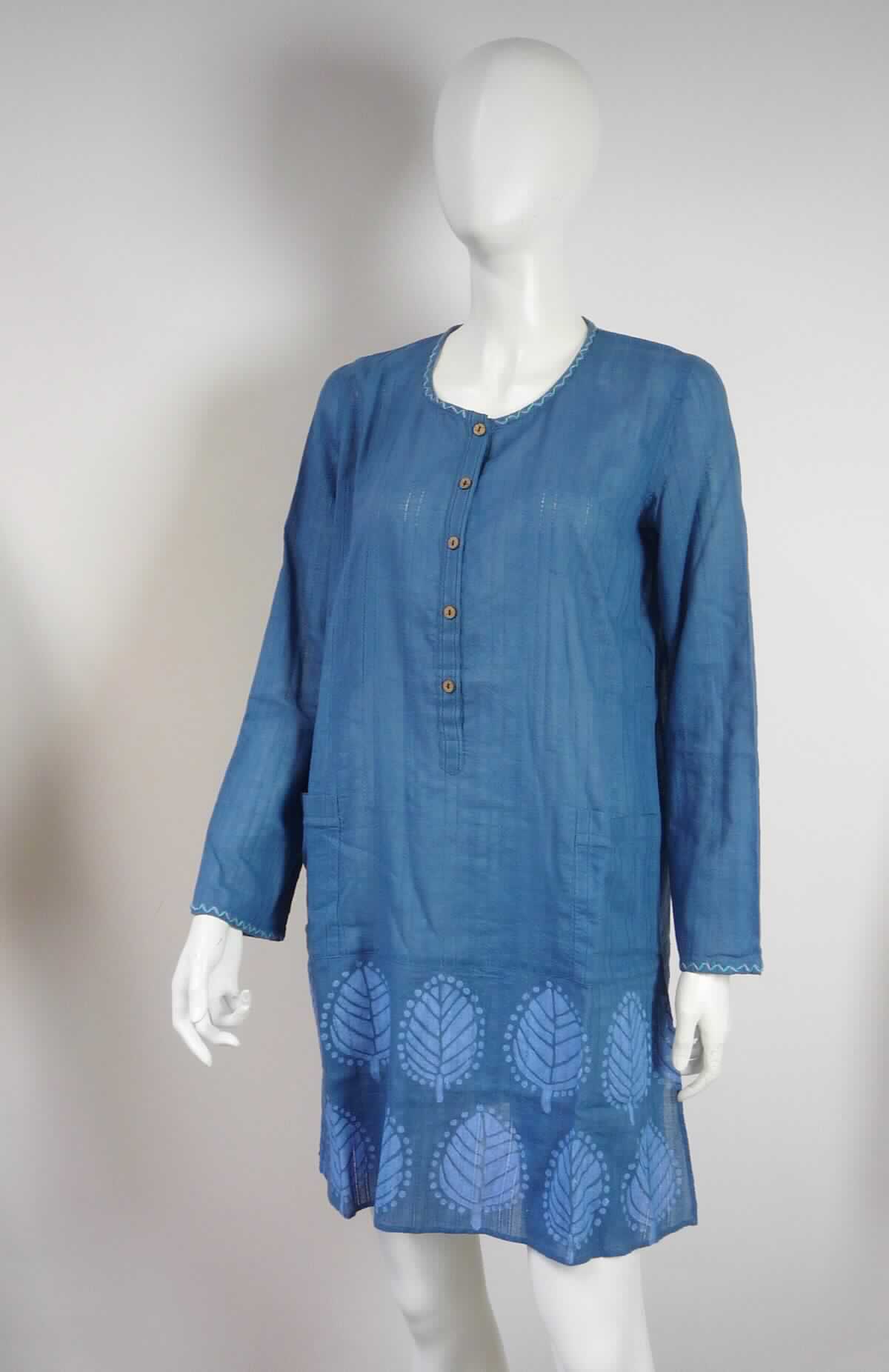 Kleid, sog. Tunika aus Öko-Baumwolle, Art. 62.701, Größe M, Foto siehe Anlage,
- aus ca. 0,5 mm dicken, durchbrochen gearbeiteten, einfarbigen Geweben aus laut Antrag 100 % Baumwolle,
- bis über den halben Oberschenkel reichend (Rückenlänge: ca. 87 cm),
- mit einem runden Ausschnitt,
- vorn mit einer etwa bis zur Taille reichenden Öffnung mit Knopfverschluss von rechts über links,
- mit langen Ärmeln,
- im Taillenbereich mit zwei aufgesetzten Taschen,
- unterhalb des Schritts mit Aufdrucken verziert,
- nicht nach dem Batikverfahren handbedruckt,
- am unteren Rand durch Umschlagen und Festnähen gesäumt; mit ca. 24 cm hochreichenden Seitenschlitzen,
- kann ohne ein weiteres, den Unterkörper bedeckendes Kleidungsstück getragen werden.

"Kleid, aus Geweben, für Frauen, aus Baumwolle, nicht nach dem Batikverfahren handbedruckt"