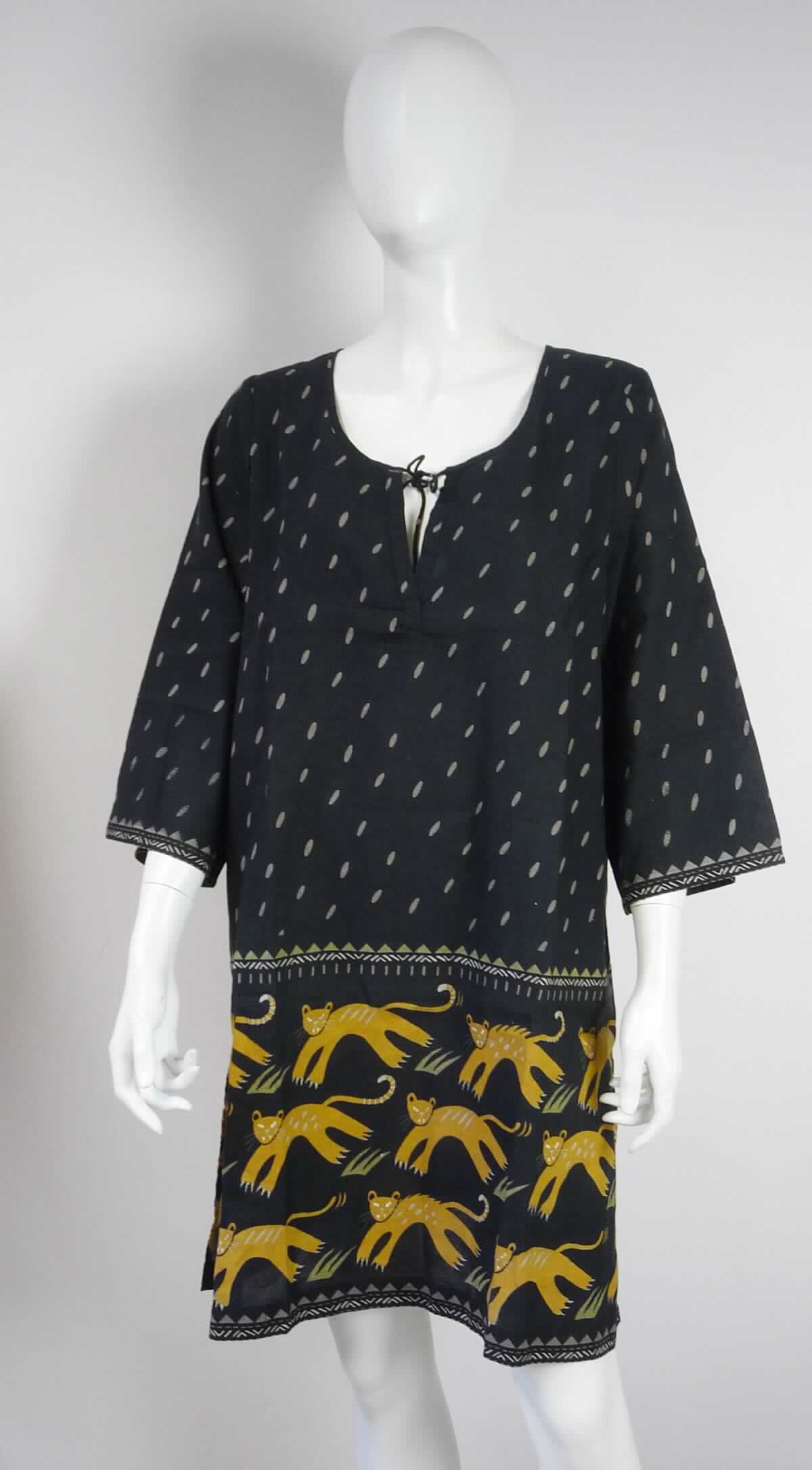 Kleid, sog. Tunika, Art. 62.607, Größe M, Foto siehe Anlage,
- aus ca. 0,4 mm dicken, buntbedruckten Geweben aus laut Antrag 55 % Leinen und 45 % Baumwolle,
- bis über den halben Oberschenkel hinausreichend (Rückenlänge: ca. 89 cm),
- mit einem runden Ausschnitt mit V-förmiger Einkerbung, der mittels zweier Bindebänder geschlossen werden
  kann,
- mit langen Ärmeln,
- nicht nach dem Batikverfahren handbedruckt,
- am unteren Rand durch Umschlagen und Festnähen gesäumt; mit ca. 24 cm hochreichenden Seitenschlitzen,
- kann ohne ein weiteres den Unterkörper bedeckendes Kleidungsstück getragen werden.

"Kleid aus Geweben, für Frauen, aus Leinen, nicht nach dem Batik-Verfahren handbedruckt"