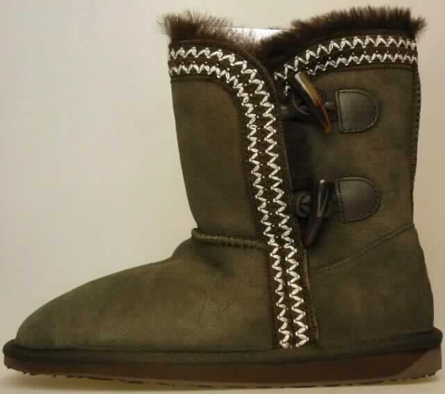 Stiefel (lt. Antrag: "Frauenschuh, Art. W10832 Albina Lo", Foto siehe Anlage) 
- mit Laufsohlen aus Kautschuk,
- mit Oberteil aus Pelzfell,
- auf das Oberteil ist eine Hinterkappe aus Leder als Verstärkungsteil aufgesetzt,
- an den Rändern verziert,
- mit Knebelverschluss

"Schuhe mit Laufsohlen aus Kautschuk und Oberteil aus Pelzfell"