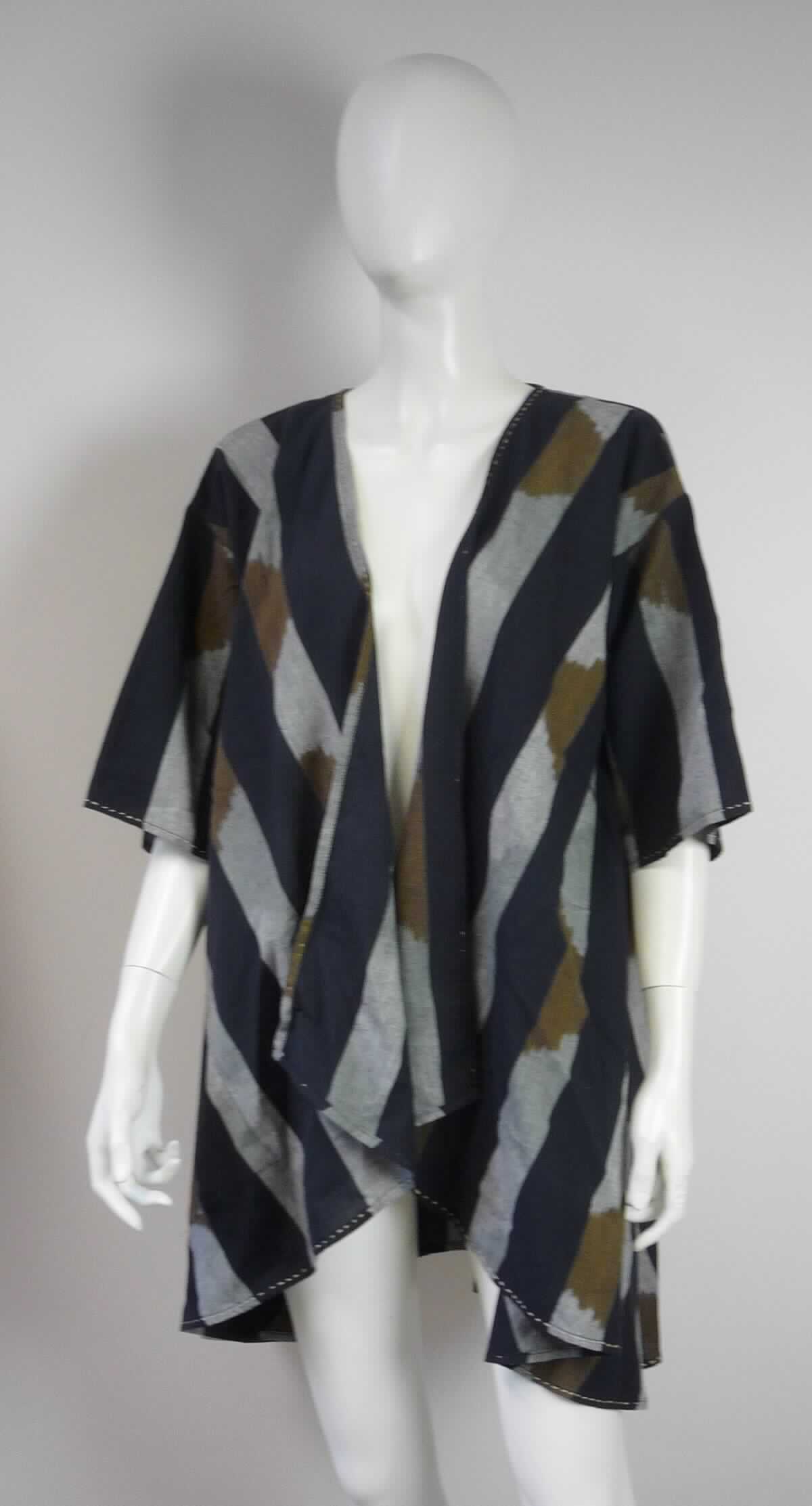 Jacke, sog. Wickeljacke aus Baumwole, Art. 62.100, Größe M, Foto siehe Anlage,
- aus ca. 0,5 mm dicken, buntbedruckten Geweben aus laut Antrag 100 % Baumwolle,
- fast bis zum halben Oberschenkel reichend (Rückenlänge: ca. 82 cm),
- in Bahnen gearbeitet,
- vorn mit einer durchgehenden Öffnung ohne Verschluss, ohne Hinweise auf den Trägerkreis (unisex),
- mit kurzen, weiten Ärmeln,
- vorn mit einer aufgesetzten Tasche im Taillenbereich,
- nicht nach dem Batikverfahren handbedruckt,
- am unteren Rand durch Umschlagen und Festnähen gesäumt,
- keine Arbeits- und Berufskleidung.

"Jacke, aus Geweben, für Frauen, aus Baumwolle, keine Arbeits- und Berufskleidung, nicht nach dem 
 Batik-Verfahren handbedruckt"