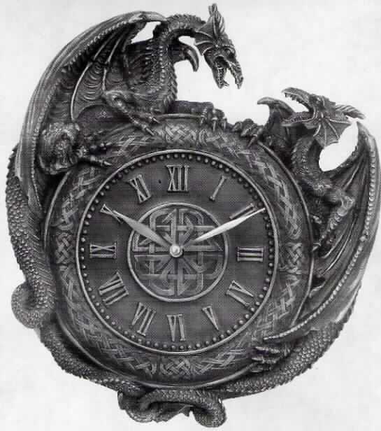 Quarzuhr mit Kleinuhr-Werk, elektrisch betrieben (Batterie), ca. 30 cm hoch und 25 cm breit, in Zinn-Optik, aus Polyresin gegossen und handbemalt, mit Stunden- und Minuteneinteilung.
Das Zifferblatt mit römischen Zahlen ist mit Celtic-Symbolen verziert und wird von einem keltischen Ring mit zwei Drachen umrahmt.
Die Uhr besitzt auf der Rückseite zwei verstärkte Löcher als Aufhängevorrichtung.