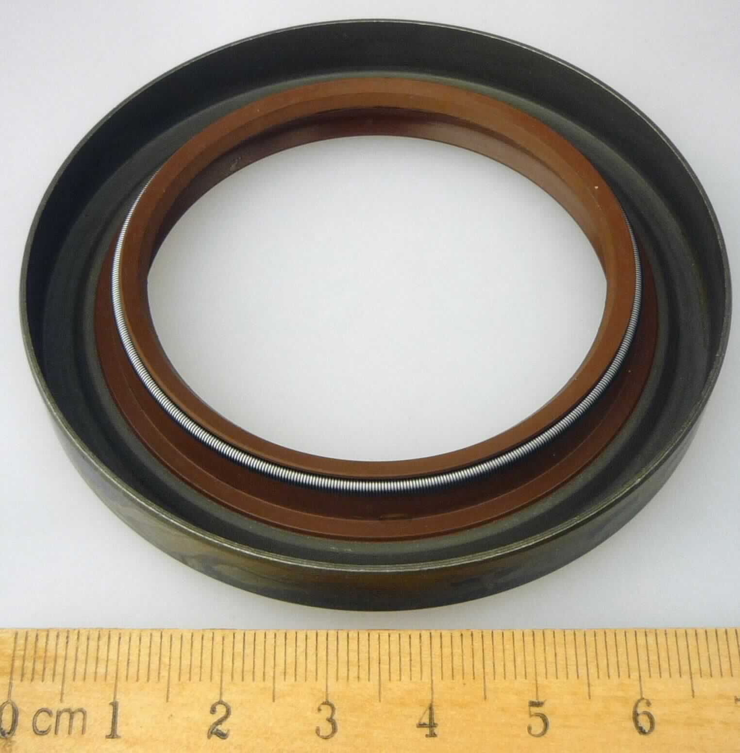 Radialwellendichtring, siehe Abbildung
bestehend aus einem äußeren Stützring aus Stahl, einer nach innen wirkender Dichtlippe aus Elastomer und einem eingelassenen Spiralfederring, zum radialen Andrücken der Dichtlippe, mit den Abmessungen: Außendurchmesser ca. 80 mm, Innendurchmesser ca. 52 mm, Profilhöhe ca. 10 mm, 
zur Verwendung in Getrieben.

Das Erzeugnis ist als "Mechanische Dichtung" einzureihen.