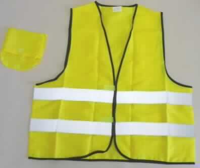 Weste für Männer, sog. Warnweste, Größe XL, siehe beigefügtes Foto,
- aus 0,2 mm dicken, signalfarbenen (gelb) Geweben aus lt. Antrag 100 % Polyester (synthetische
  Chemiefasern), 
- über die Taille reichend (Rückenlänge: 66 cm),
- ungefüttert,
- vorn mit einer durchgehenden Öffnung, die mit zwei Klettriegeln von links über rechts
  geschlossen werden kann (Männerkleidung),
- ärmellos,
- im Vorder- und Rückenteil mit aufgenähten, 5 cm breiten, reflektierenden Streifen aus mit 
  metallisierten Mikrokügelchen überzogenen Geweben der Position 5907,
- alle Ränder sind mit schmalen Streifen aus Gewirken eingefasst,
- aufgrund der Farbe und der reflektierenden Streifen wird die Ware als Warnschutzkleidung 
  getragen,
- die Weste lässt nicht erkennen, dass sie dazu bestimmt ist, ausschließlich oder hauptsächlich
  zum (körperlichen oder hygienischen) Schutz anderer Kleidungsstücke und/oder Personen bei
  Ausübung einer Gewerbe-, Berufs- oder Haushaltstätigkeit getragen zu werden (somit keine
  Arbeits- und Berufskleidung),
- verpackt in einer ca. 19 cm x 12 cm großen, mit Überschlagklappe und Klettverschluss
  ausgestatteten Tasche, die aus dem Gewebe, aus dem auch die Weste besteht, hergestellt wurde.