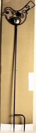 Es handelt sich um sog. Gartenstecker aus pulverbeschichtetem, teilweise mit Farbe überzogenem Eisen (charakterbestimmend) mit Verzierungen aus Glas und Polyresin, im Wesentlichen bestehend aus einem Stab (Durchmesser etwa 8 mm) mit Erdspieß und einem daran angebrachten Zierelement in Form eines stilisierten Vogels.
Die Erzeugnisse sind etwa 100 cm lang und werden zum Ausschmücken von Gärten verwendet.
- Materialangaben laut Antragsteller -

Abbildung siehe Anlage.

Derartige Erzeugnisse gehören als "andere Ziergegenstände aus anderen unedlen Metallen" in die Codenummer 8306 2990 00 0 des Elektronischen Zolltarifs.